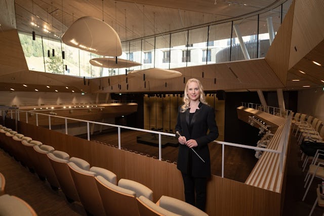 Einmalige Akustik: Die Zürcher Dirigentin 
Lena-Lisa Wüstendörfer in der Andermatt Konzerthalle. Einmalige Akustik: Die Zürcher Dirigentin 
Lena-Lisa Wüstendörfer in der Andermatt Konzerthalle.