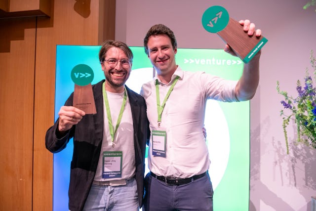 Glückliche Sieger: Die Gründer von Borobotics revolutionieren mit ihrem Bohrroboter «Grabowski» den Bohrprozess für Wärmepumpen.