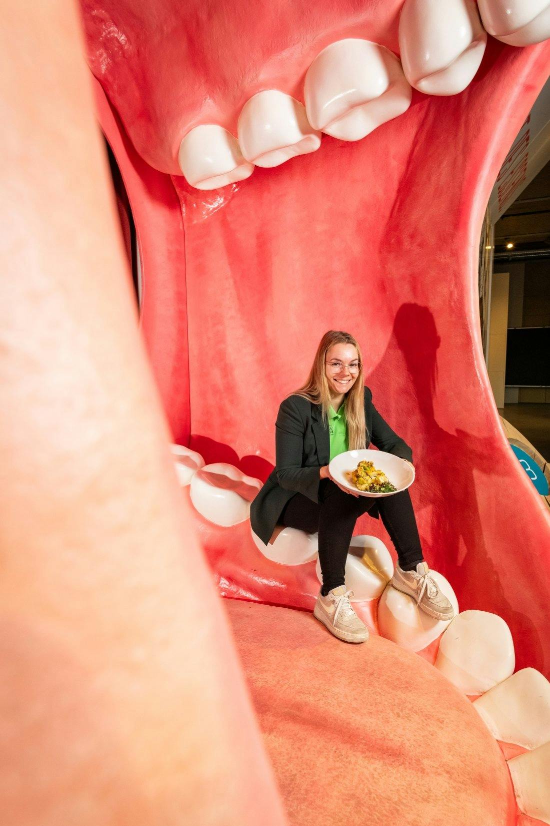 Ernährungsberaterin Selin Lo Re berät Besucherinnen und Besucher auf ihrem Spezialgebiet.