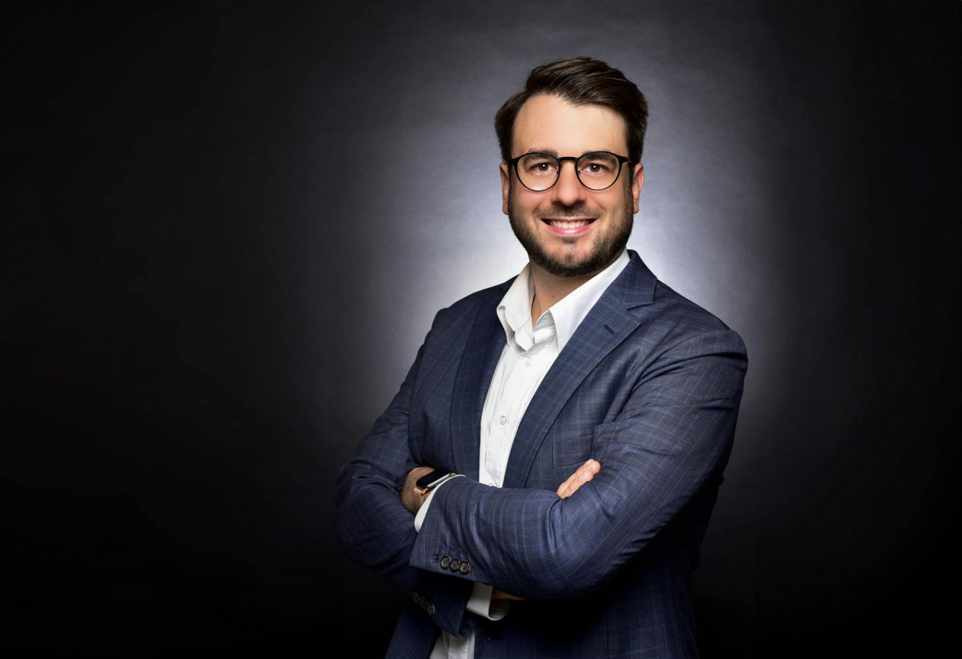 L’ingegnere Christian Horn illustra ciò che può offrire l’intelligenza artificiale nei veicoli Mercedes-Benz.