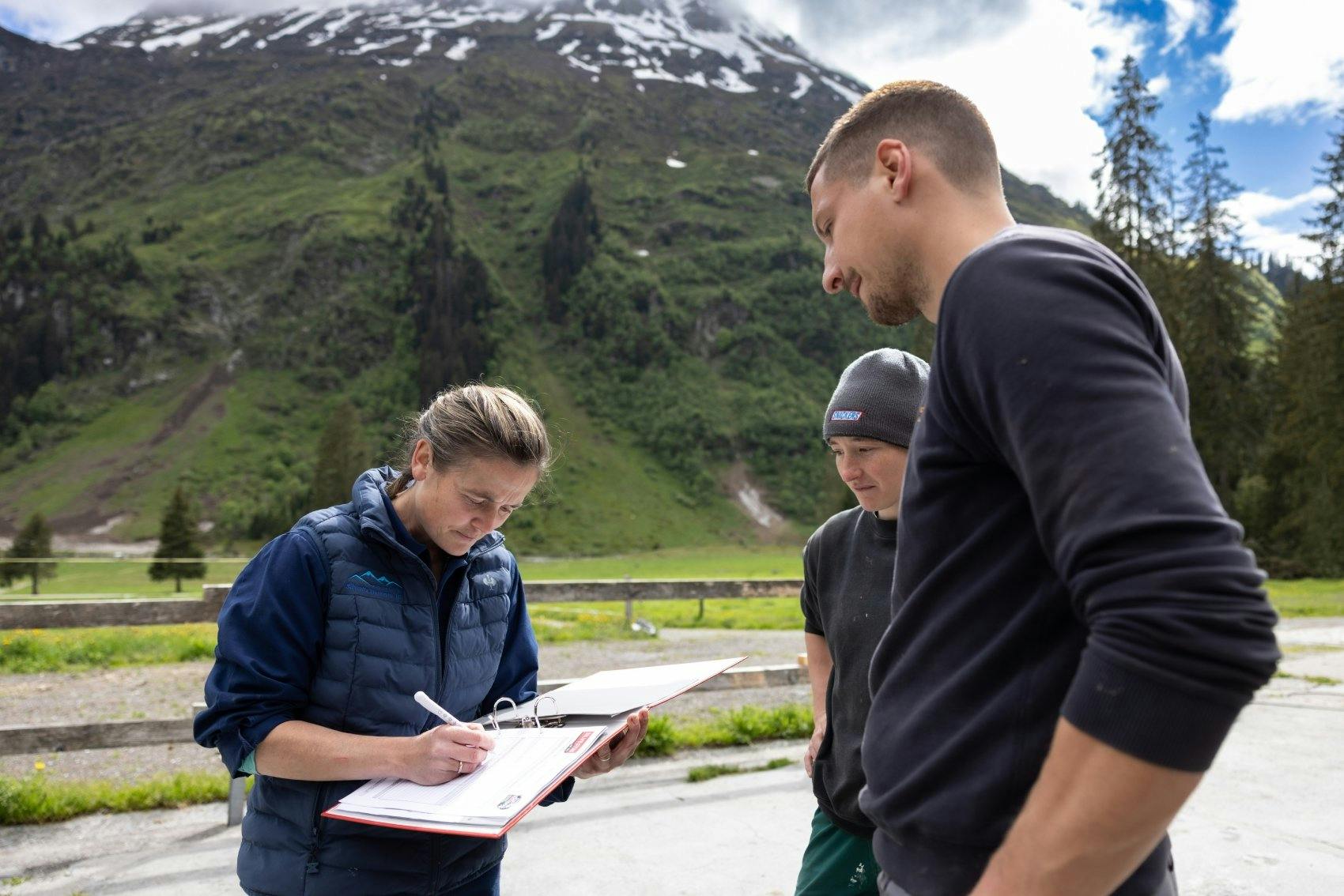 Übersicht und Kontrolle: Behandlungen trägt die Tierärztin in das Journal für Nutztiere ein.