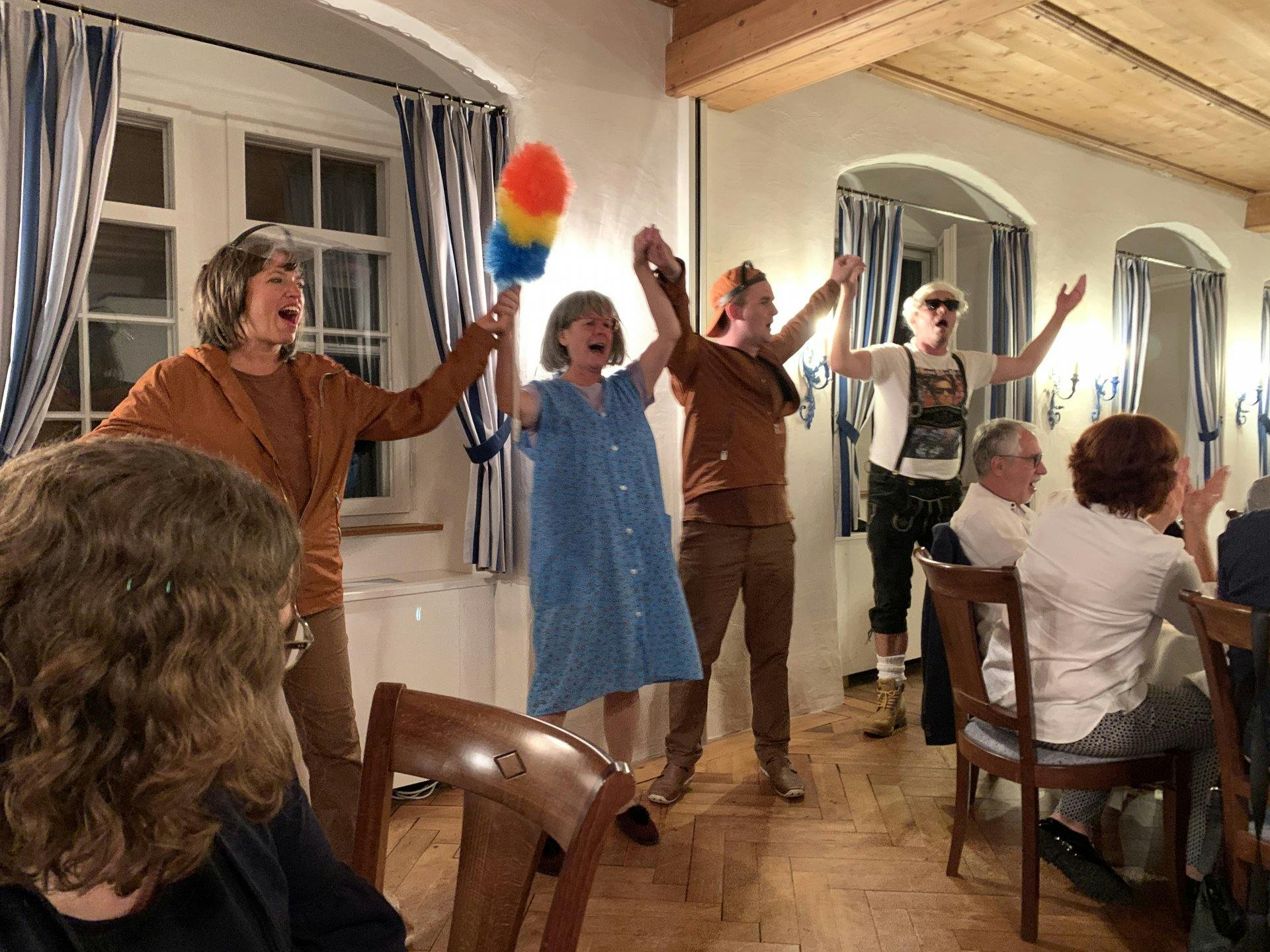 Einmal mitten in einem Mordfall zu stecken, macht besonders Spass. (Stefanie Maria Bernet, Ulrike Czisla-Hitz, Pauli Schmidig und Marius Sverrisson in...