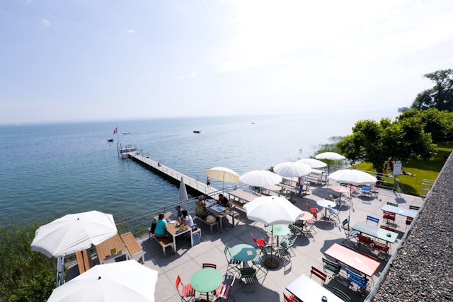 Auch kulinarisch bestens versorgt: Das Strandbad Buchhorn verfügt über ein Restaurant, das dich mit feinen Speisen auf der Terrasse verwöhnt. Auch kulinarisch bestens versorgt: Das Strandbad Buchhorn verfügt über ein Restaurant, das dich mit feinen Speisen auf der Terrasse verwöhnt.