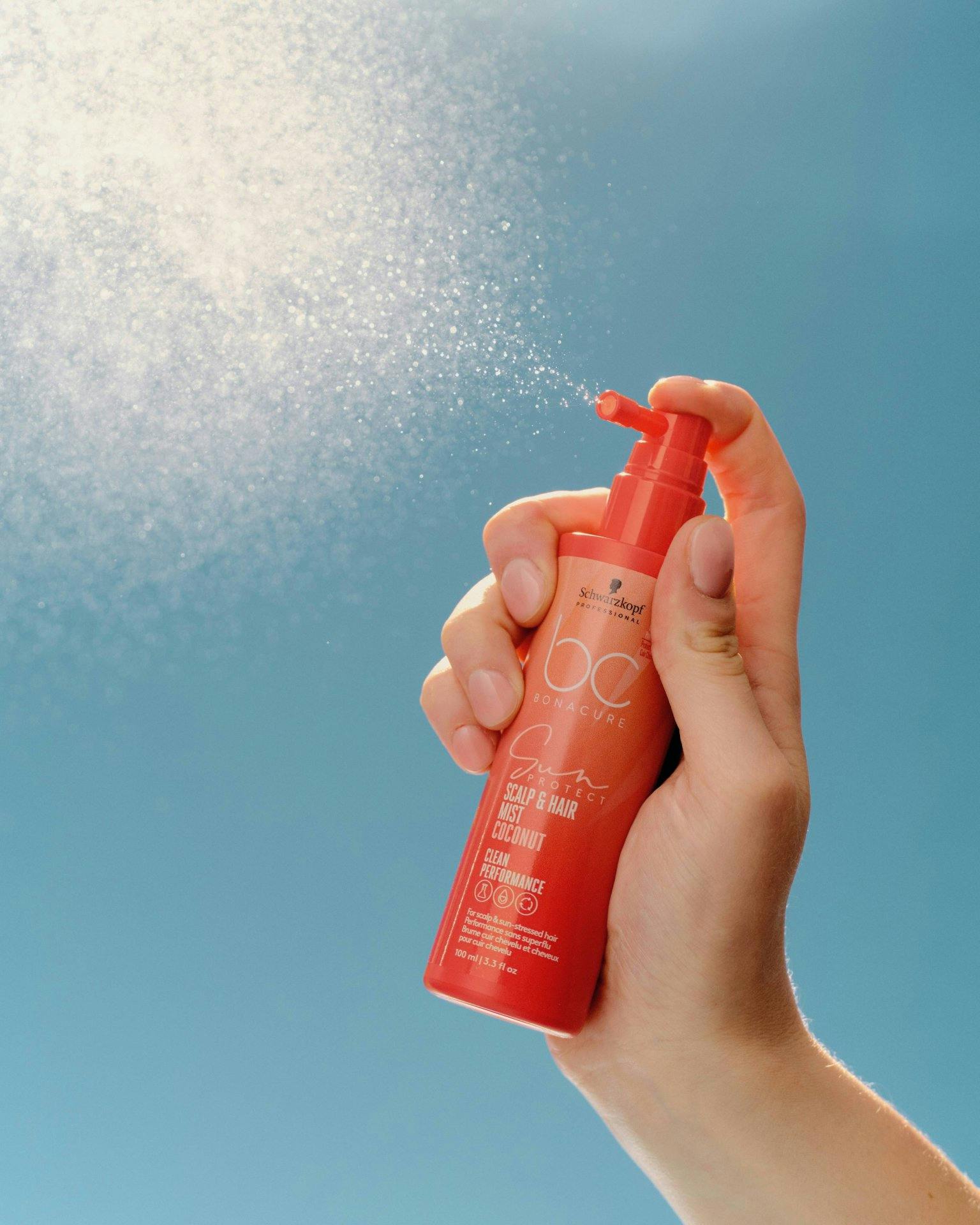 Der schwerelose Sonnenschutz schützt nicht nur dein Haar, sondern auch deine Kopfhaut.