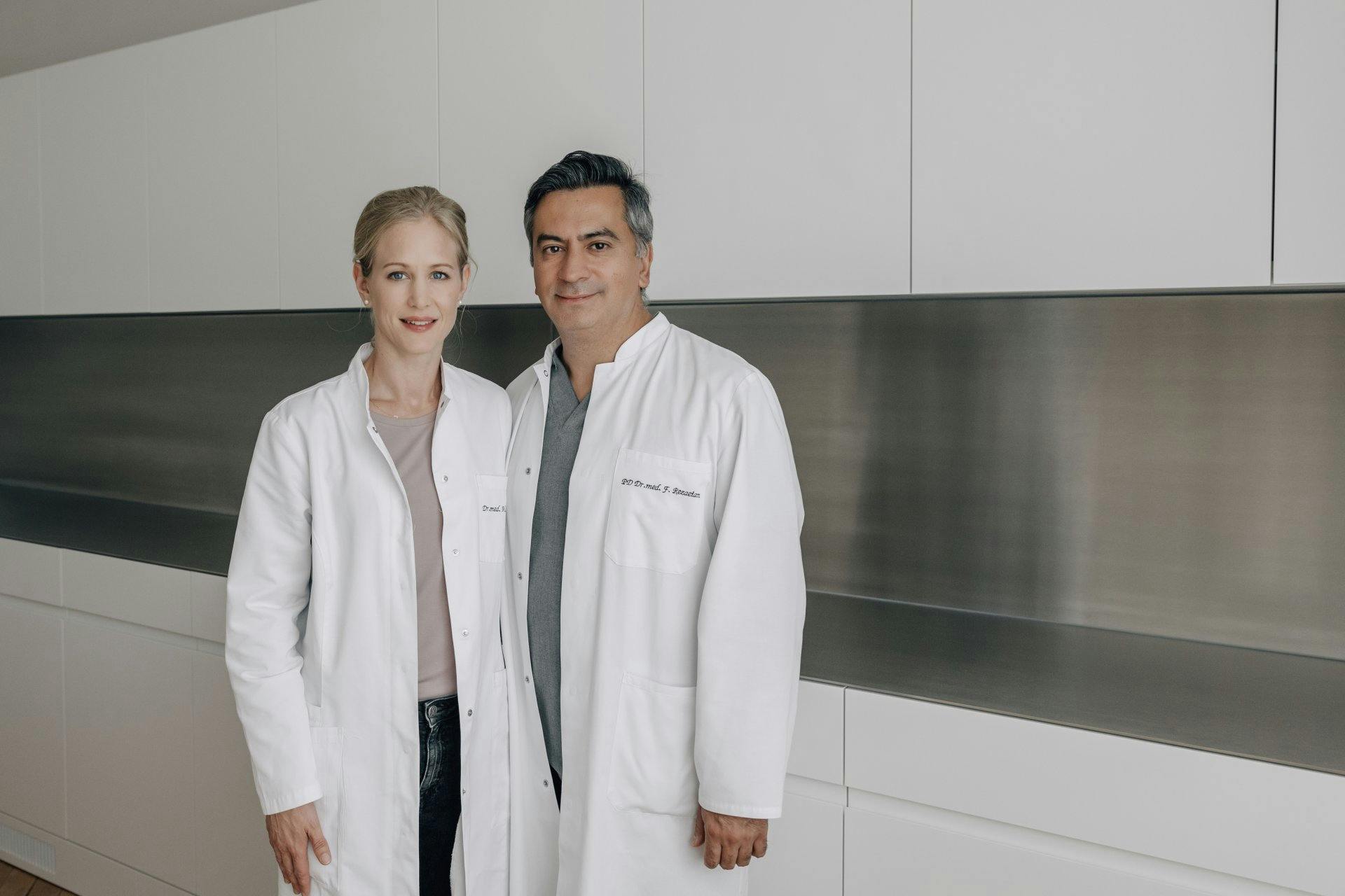 Dr. Martina Schneider und PD Dr. Farid Rezaeian von BRST: Mit der Anwendung der Mia-Femtech-Methode machen sie Frauen glücklich.