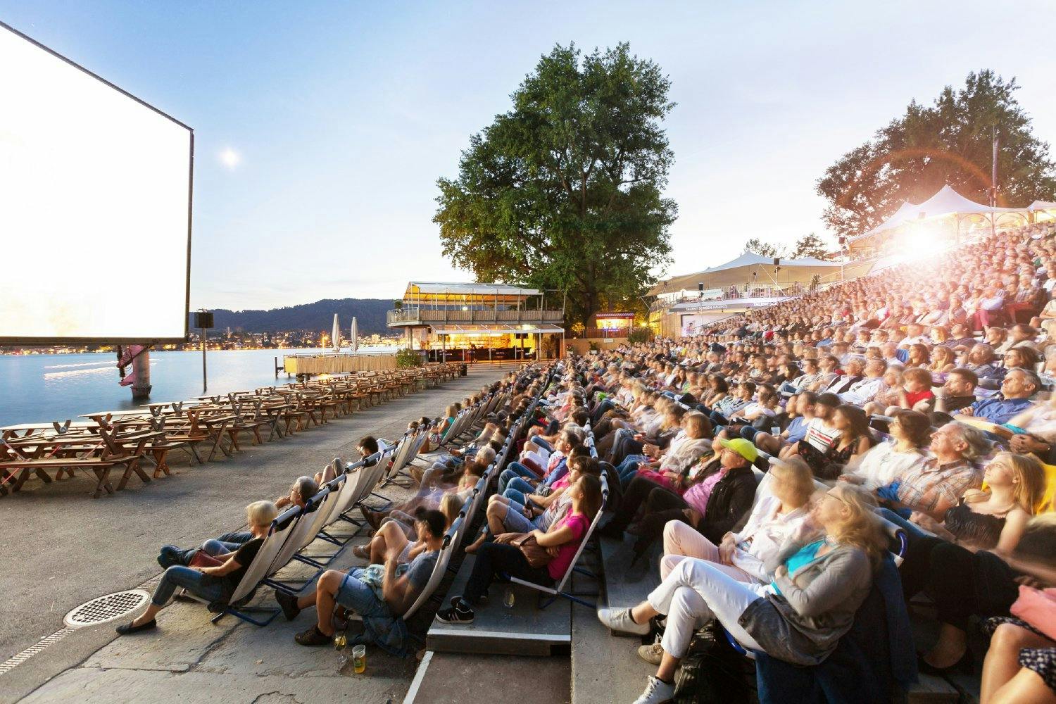 Ein besonderes Erlebnis: Wenn der Tag in die Nacht übergeht und die Leinwand zum Leben erwacht.