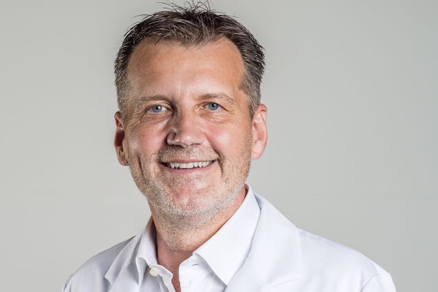 Der beliebte Plastische Chirurg Dr. Sascha Dunst ist überzeugt von der innvativen Methode zur Haarverdichtung von Mane Spray. Der beliebte Plastische Chirurg Dr. Sascha Dunst ist überzeugt von der innvativen Methode zur Haarverdichtung von Mane Spray.