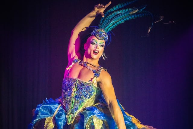 Drag-Queen-Legende Chris Oh sorgt mit seiner Performance für Glamour pur!