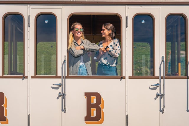 Le voyage vers le Rigi, la reine des montagnes, est une expérience unique, surtout quand il s’effectue à bord de la légendaire voiture N° 6 du train historique du Rigi.
