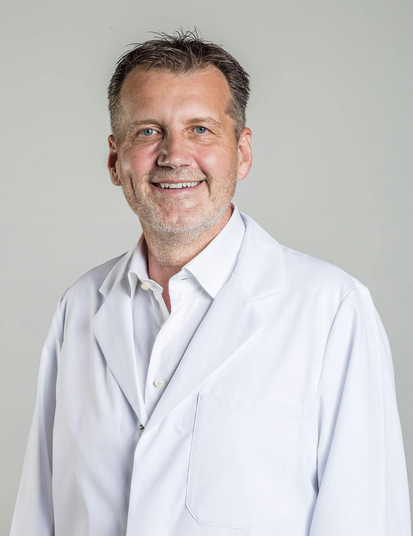 Der beliebte Plastische Chirurg Dr. Sascha Dunst ist überzeugt von der innvativen Methode zur Haarverdichtung von Mane Spray.