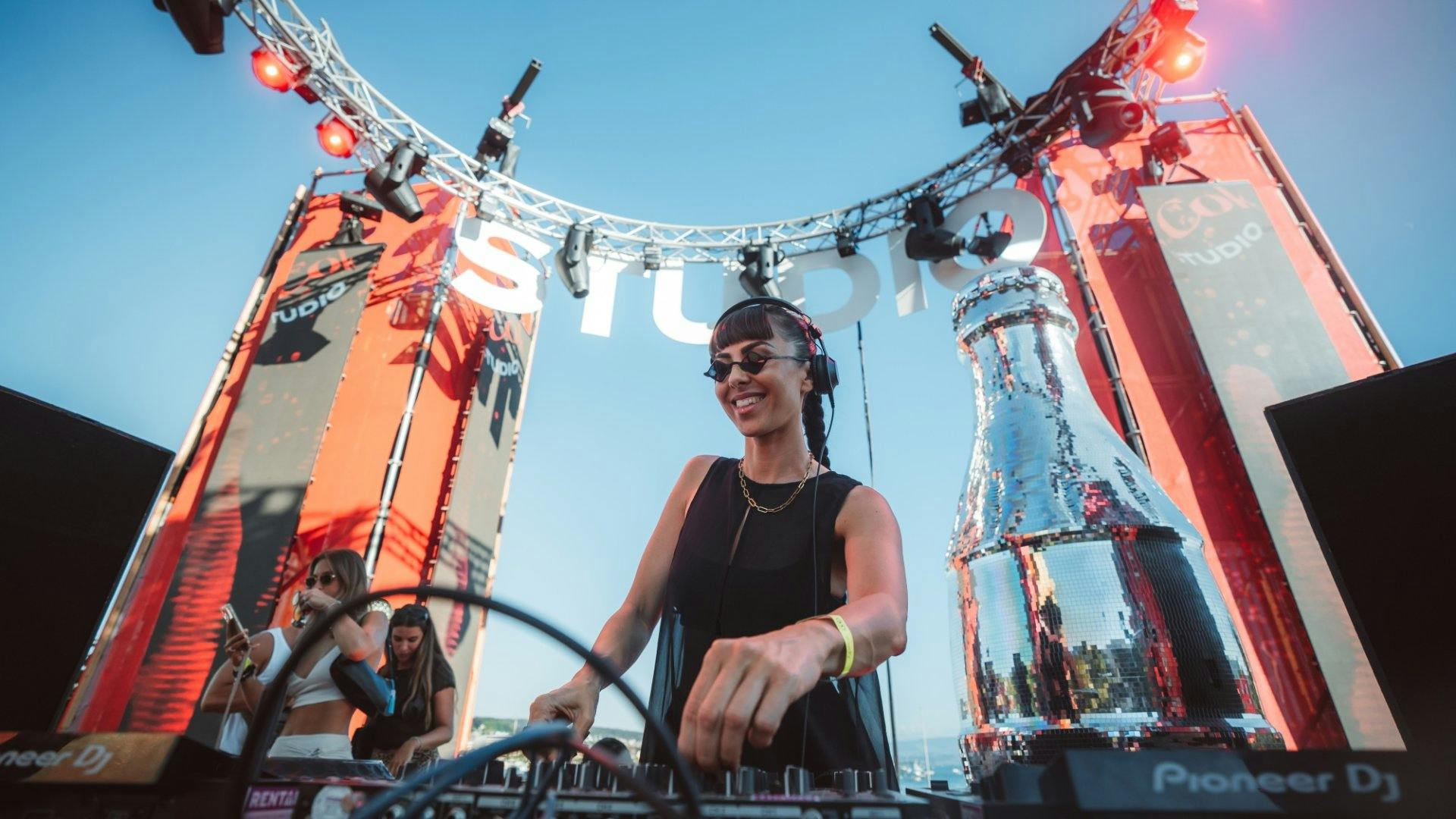 Resident DJ des Hive AANN begeistert auf der «CokeSTUDIO»-Bühne die Menge mit ihrer Musik und positiven Energie.