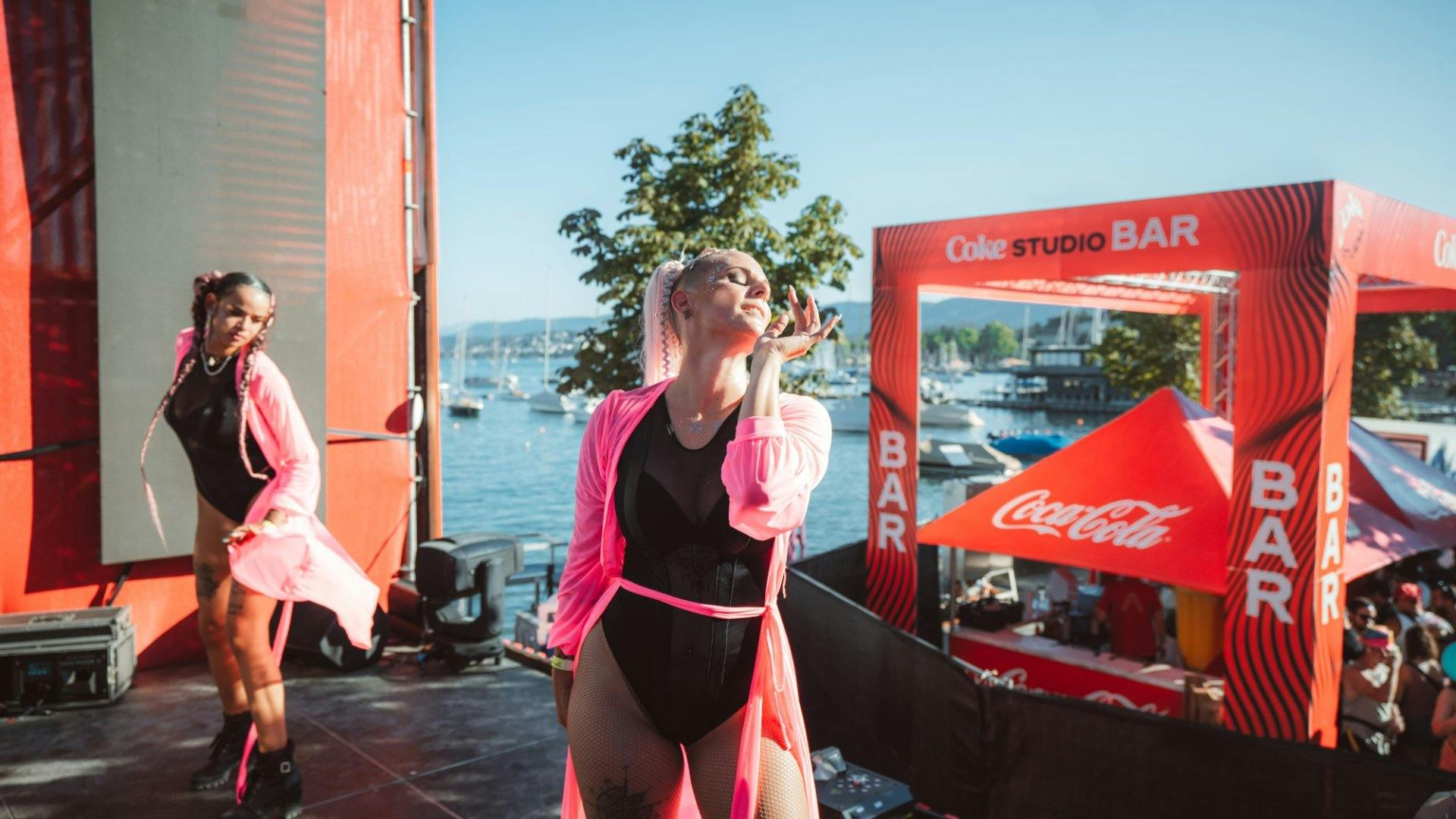 Trotz sommerlicher Hitze: Die Tänzerinnen auf der Bühne fesselten das Publikum mit ihrer Energie.