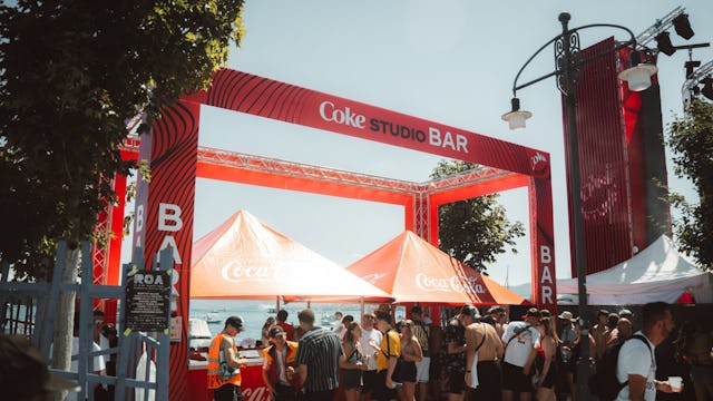 An der «CokeSTUDIO»-Bar warteten kühle Getränke und Erfrischung auf die tanzenden Gäste.