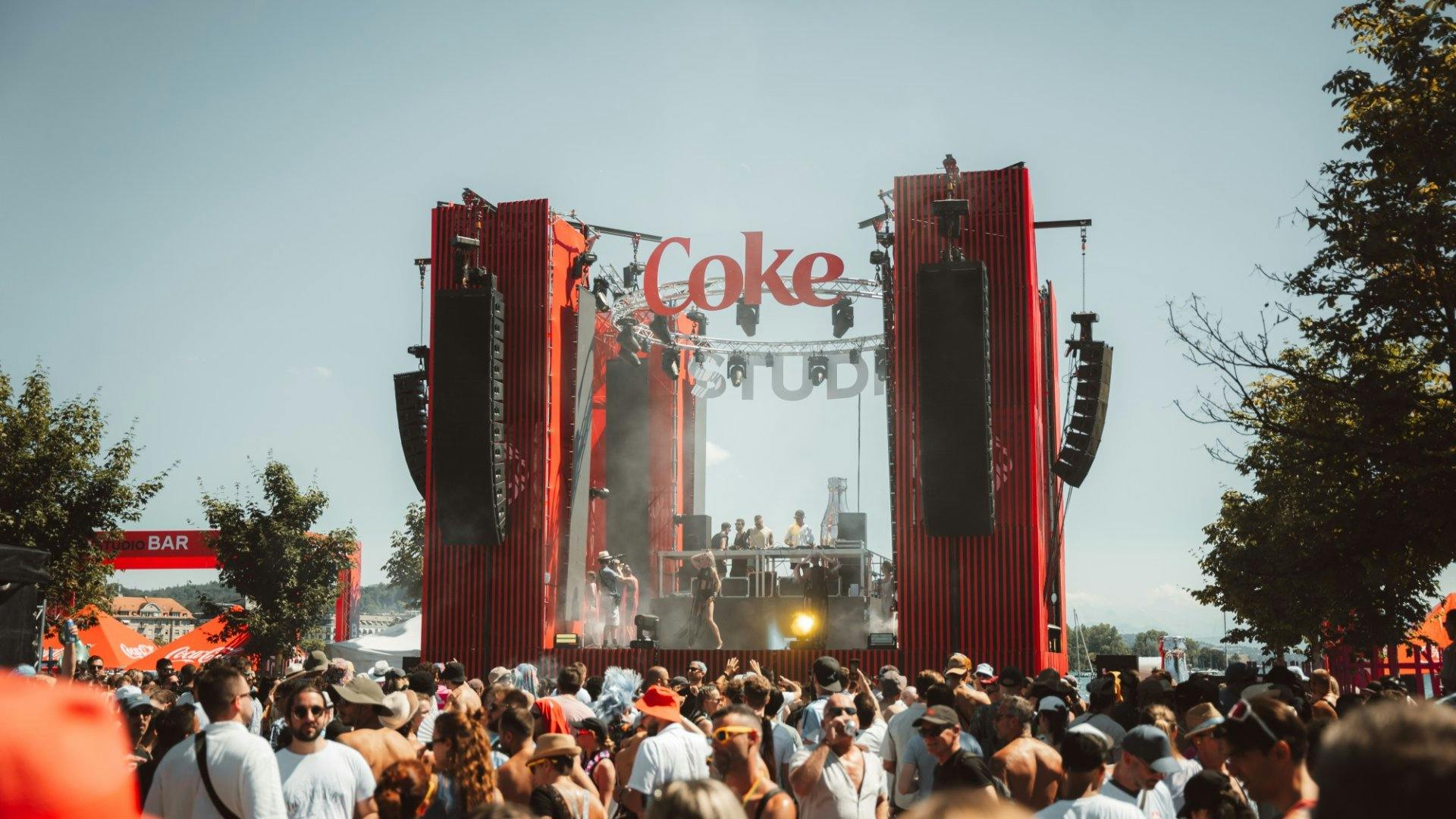 Party-Stimmung pur vor der «CokeSTUDIO-Bühne» an der Street Parade 2024.