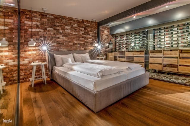 Wer schon immer einmal in einem Weinkeller schlafen wollte, ist hier genau richtig: Im Hotel Hirschen können Gäste in einzigartigen Weinkeller-Suiten nächtigen.