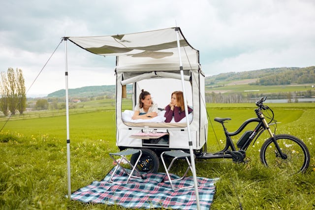 Velo-Fans aufgepasst: In diesem Velocamper ist ein Zelt inklusive, das nach der Tour auf dem Bike ganz einfach aufgeklappt und als Schlafplatz genutzt werden kann.