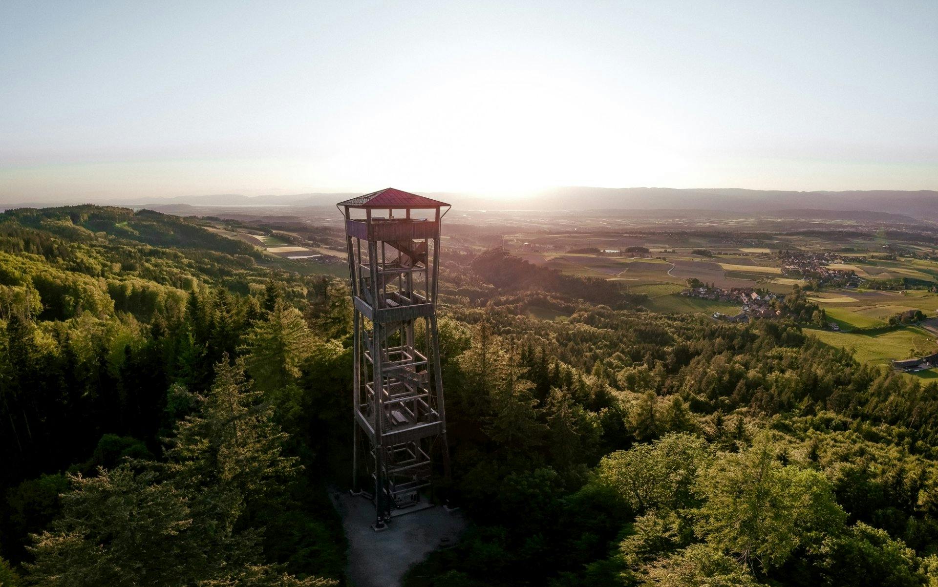 Sur le parcours du Frienisberg, vous vous arrêterez à la tour du Chutzen pour admirer le panorama qui s'étend du Titlis au Moléson.