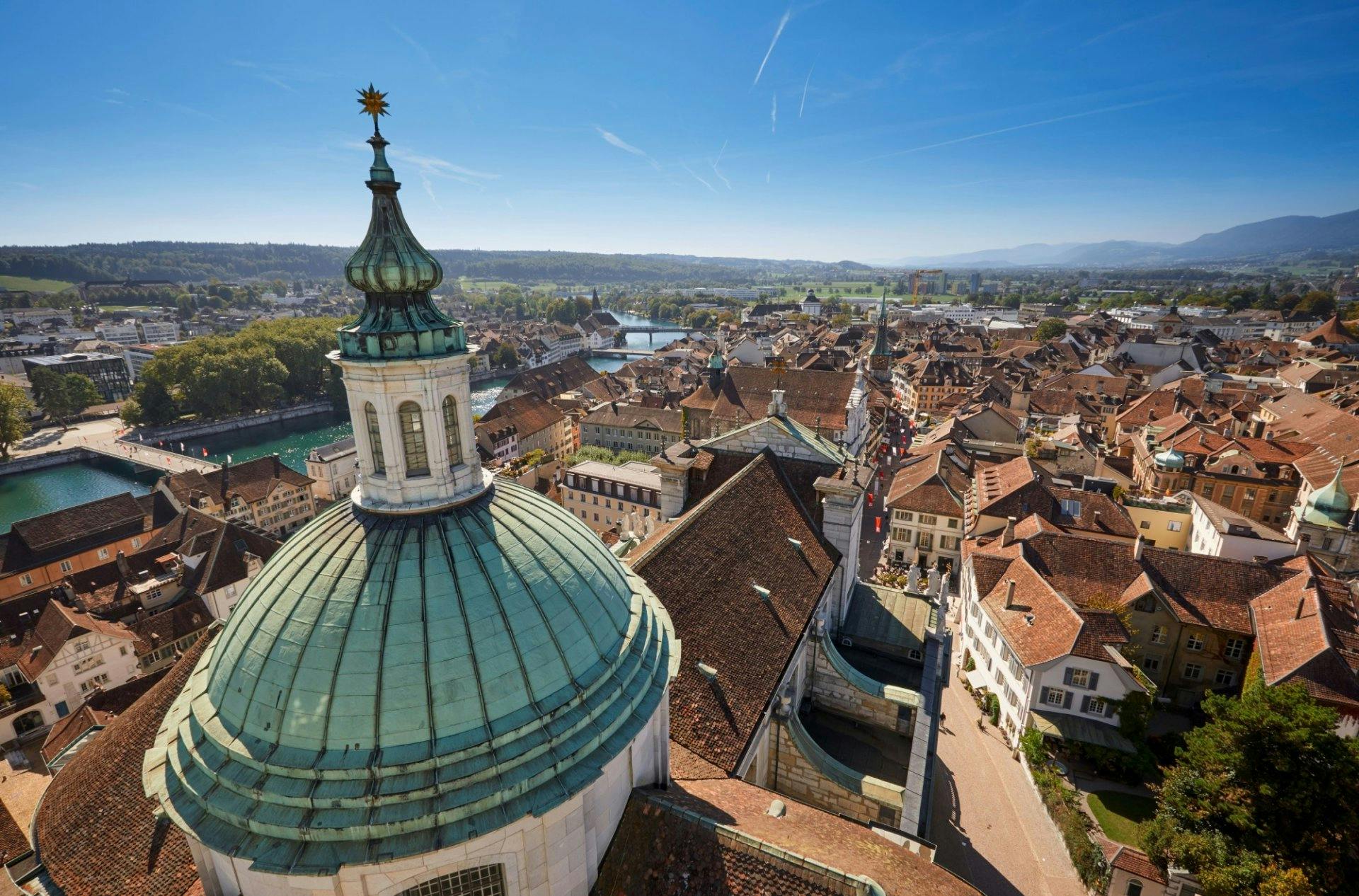Vom Glockenturm der St. Ursen-Kathedrale hast du die ganze Stadt zu Füssen.