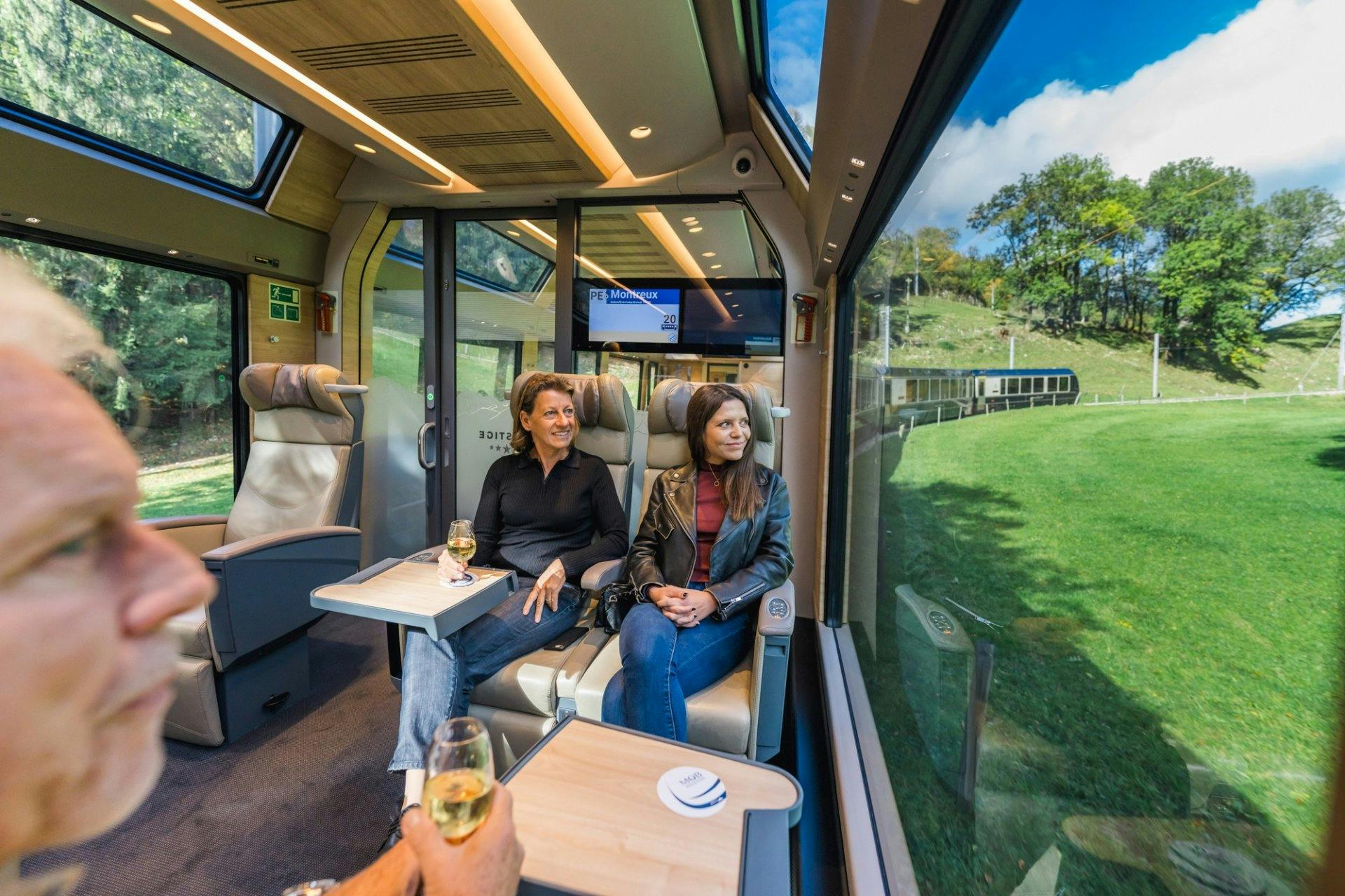 Sièges confortables, fenêtres panoramiques: tout est fait pour le confort des voyageurs.