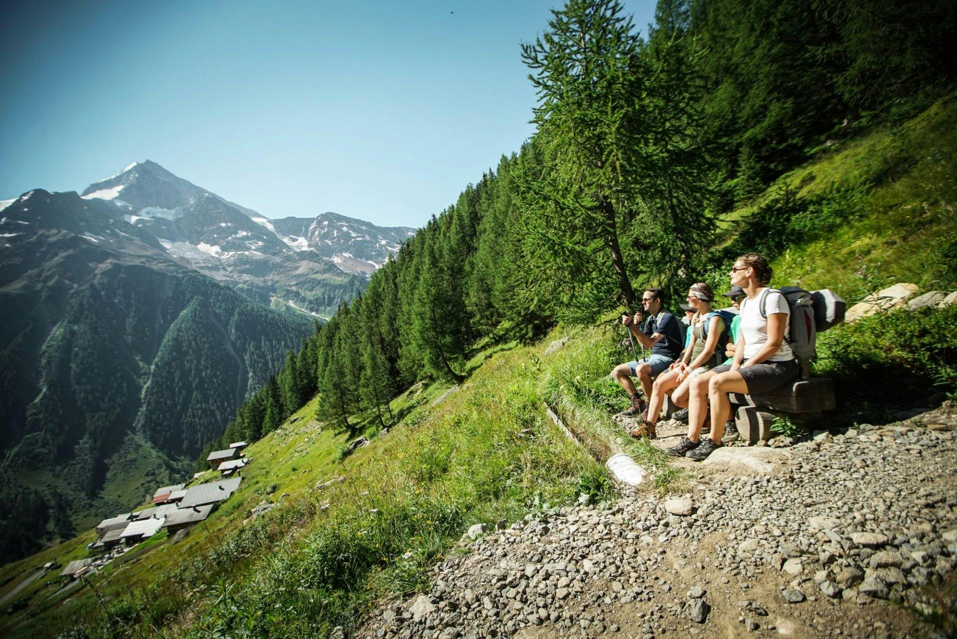 Geniesse die beeindruckenden Berglandschaften des Wallis auf einem der schönsten Wanderwege der Region.