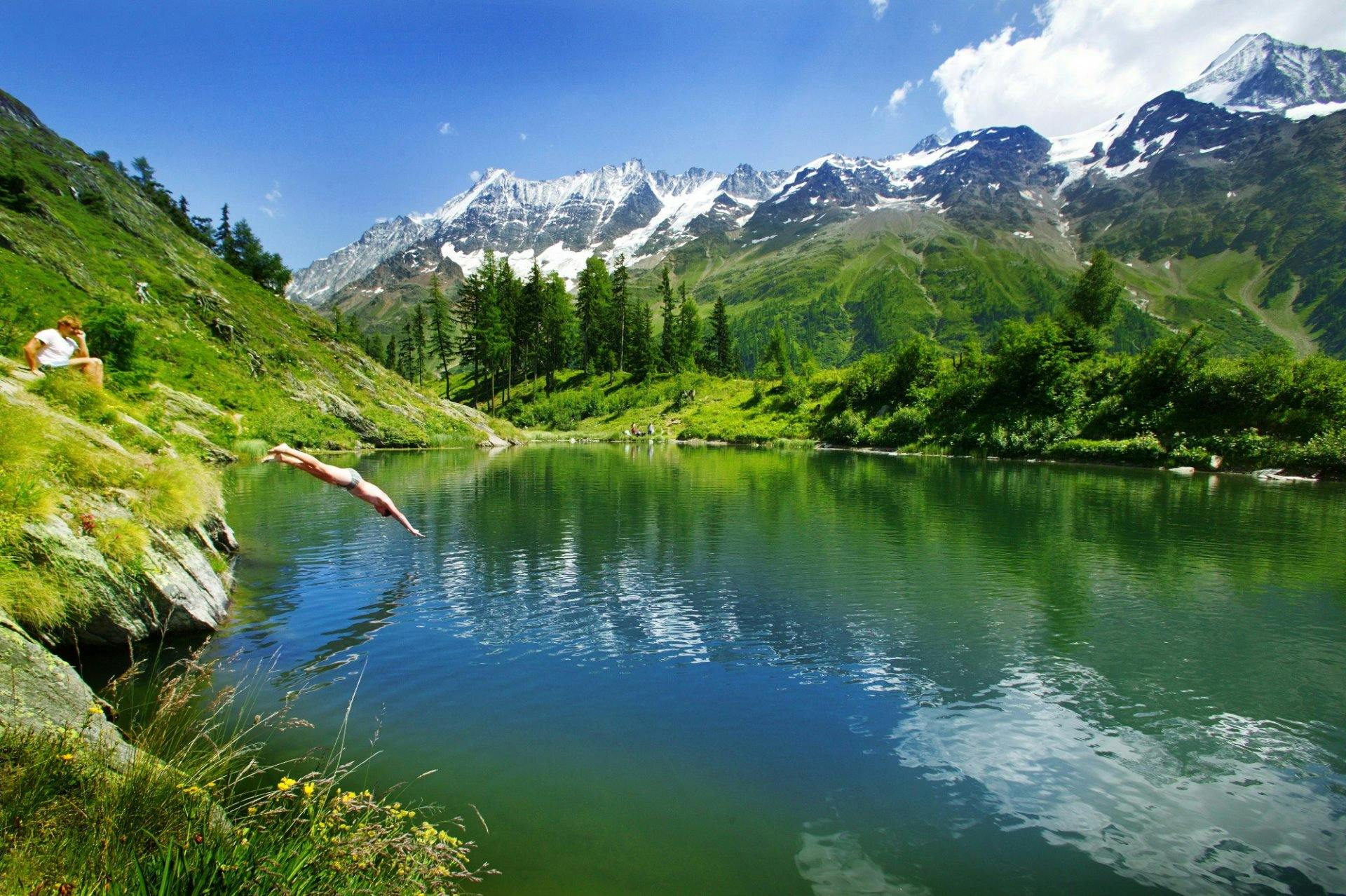 Entdecke die geheimnisvollen Geschichten und Legenden des Lötschentals bei einer Wanderung auf dem Sagenweg.