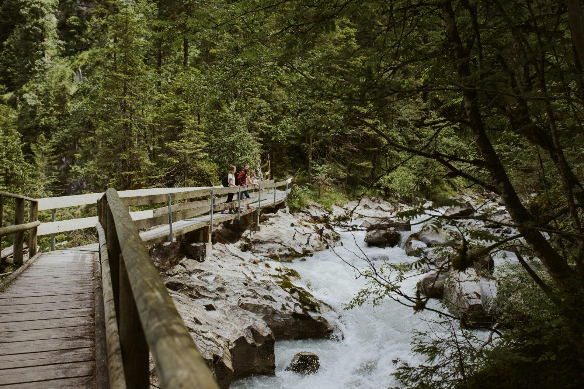 Umgeben von beeindruckenden Gipfeln bieten die Kientaler Wanderwege unvergessliche Erlebnisse.