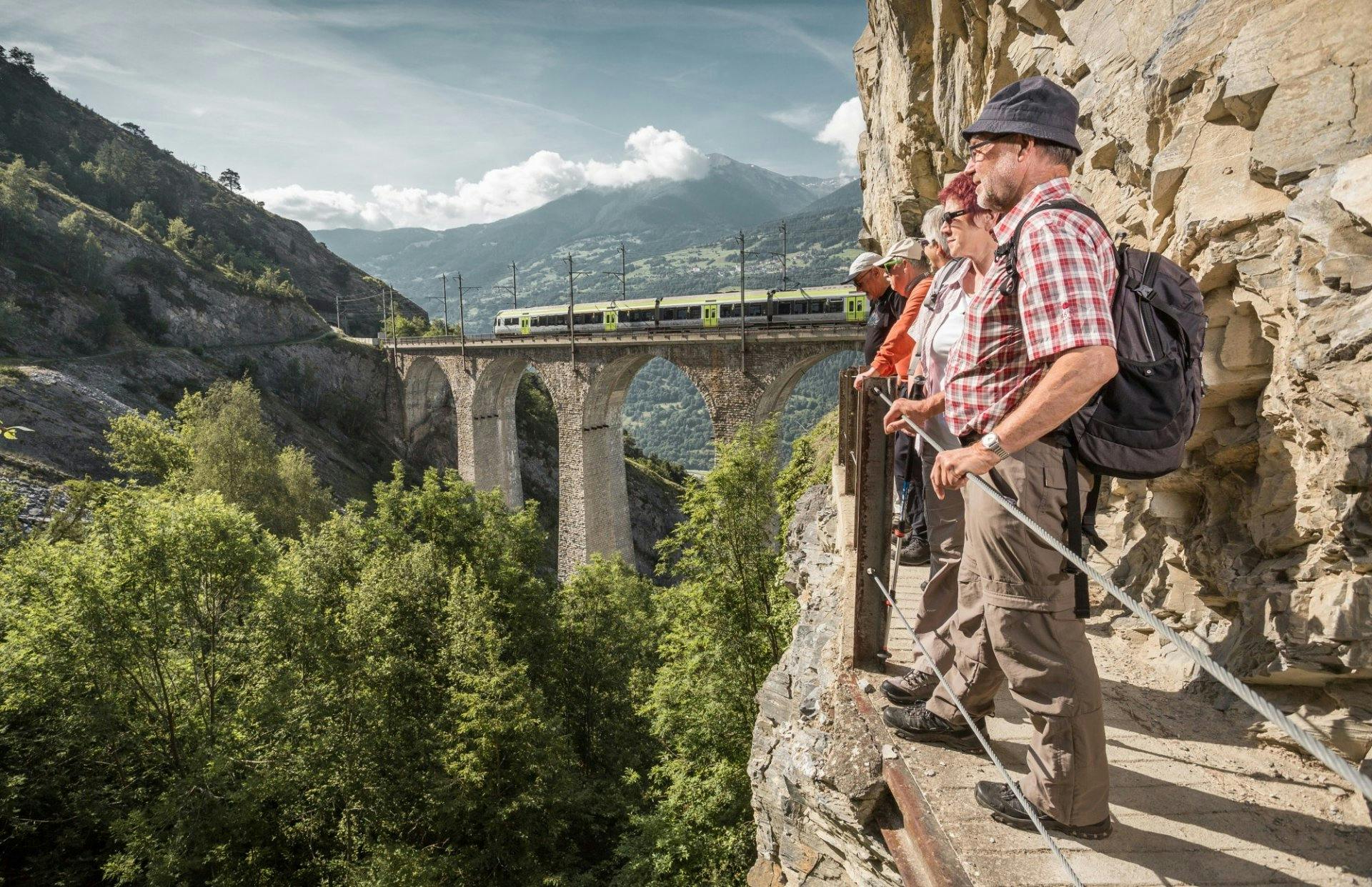 Mit dem Zug nach Hohtenn beginnt deine Wanderung entlang der historischen Lötschberg-Bergstrecke.