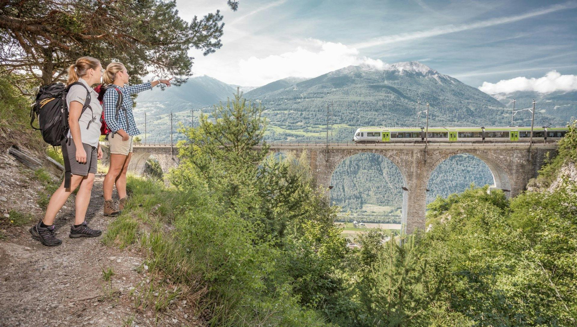 Geniesse die wechselnden Landschaften und grandiosen Blicke aufs Rhonetal.