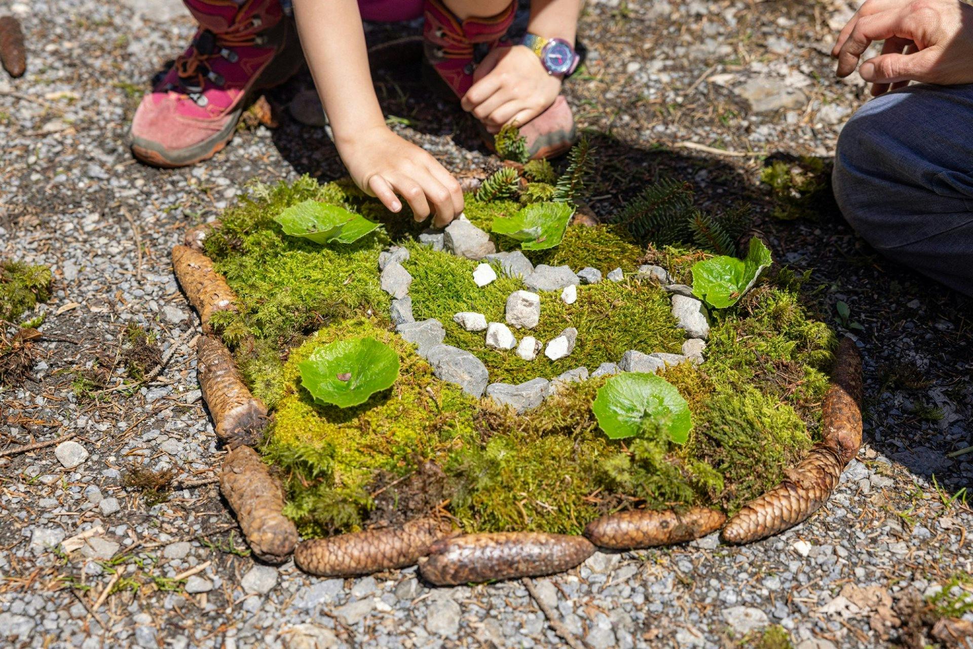 Acht Posten bieten knifflige Rätsel und interessante Fakten für Gross und Klein.