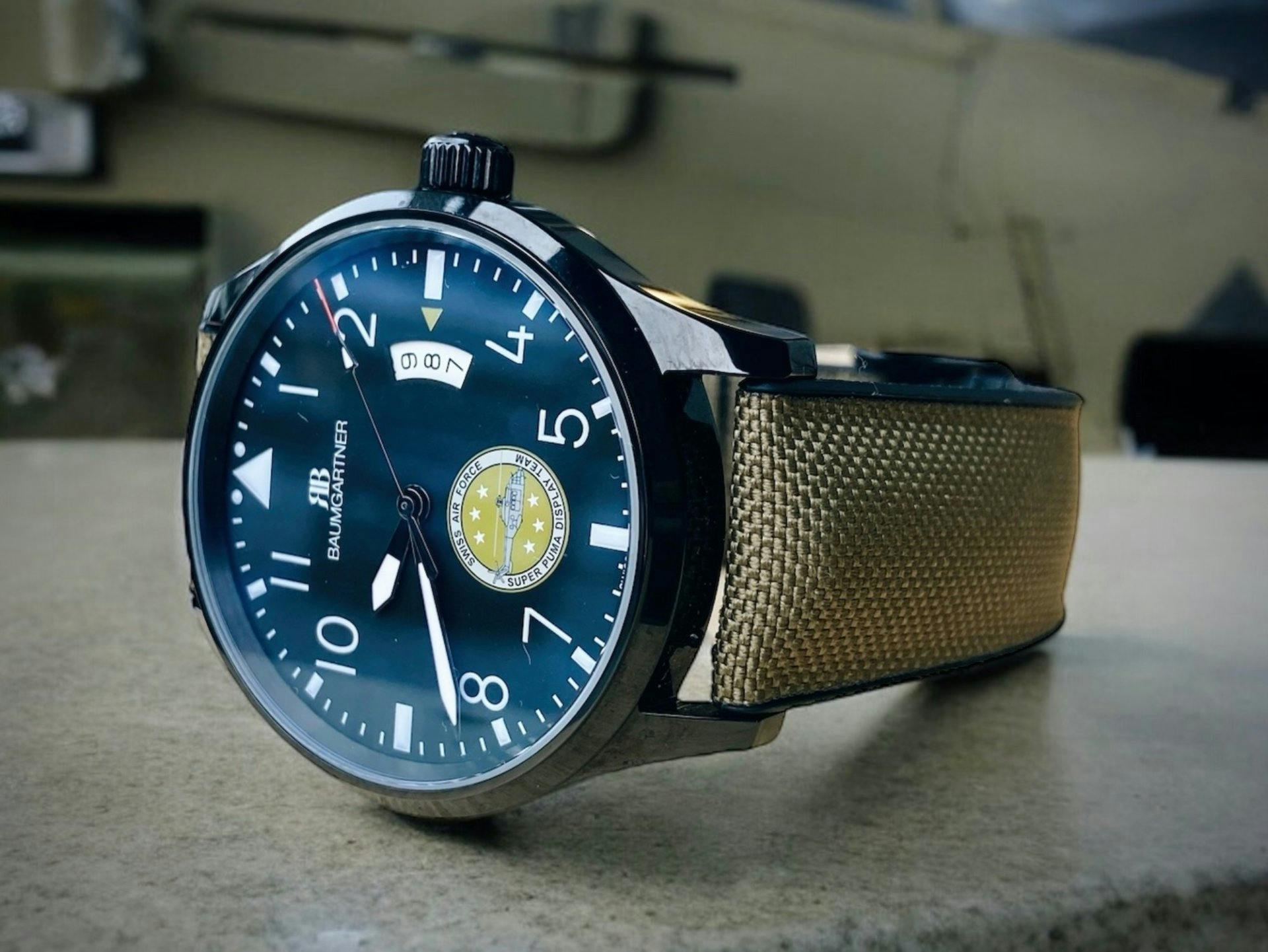 Die personalisierten Uhren sind ein Symbol für die enge Verbundenheit und Kameradschaft innerhalb des Teams.