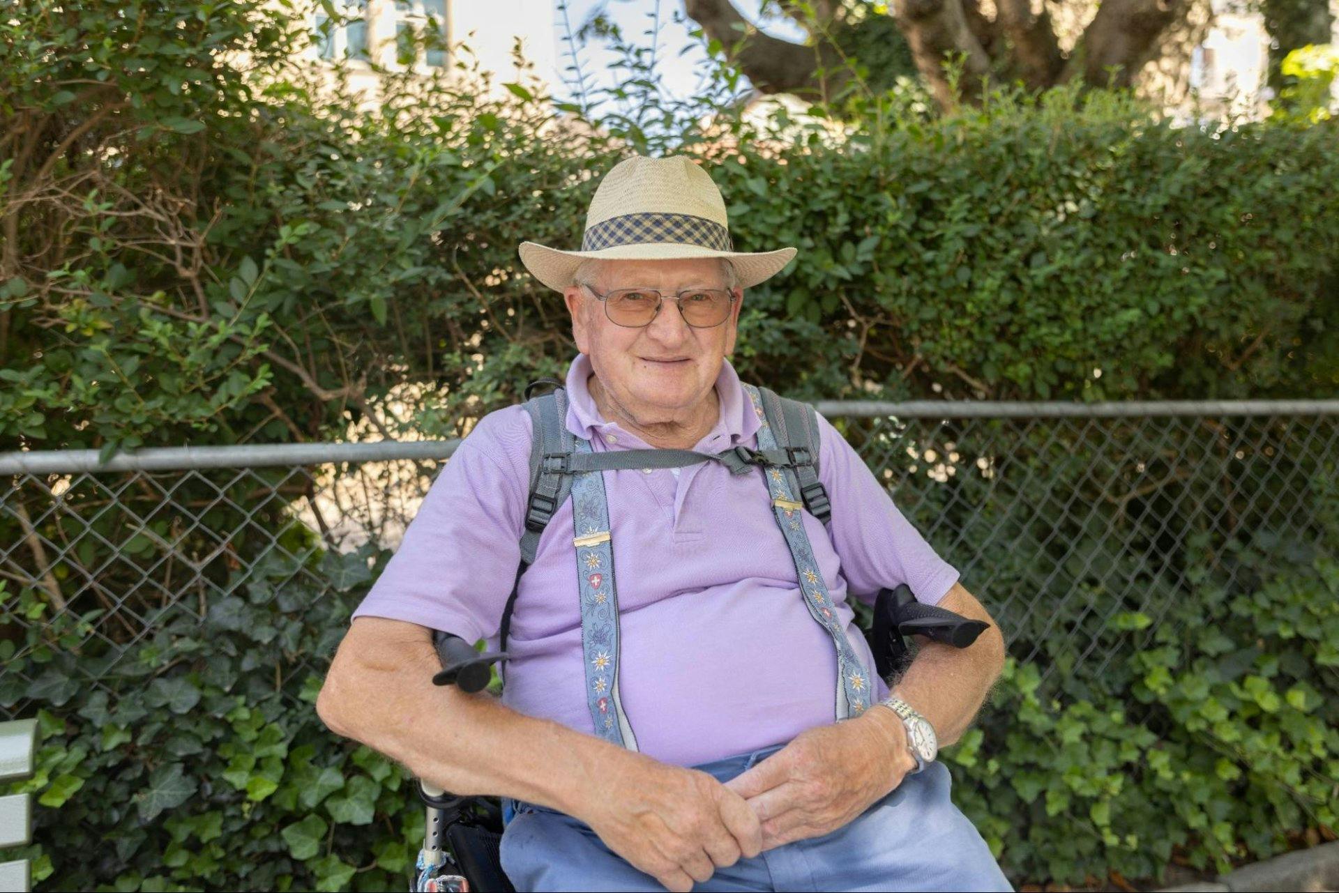 Karl, 91: «Ich habe etwa 90 Franken Bargeld sowie viele Gutschein- und Stempelkarten dabei. Am liebsten zahle ich jedoch mit der Karte, um kein Bargel...