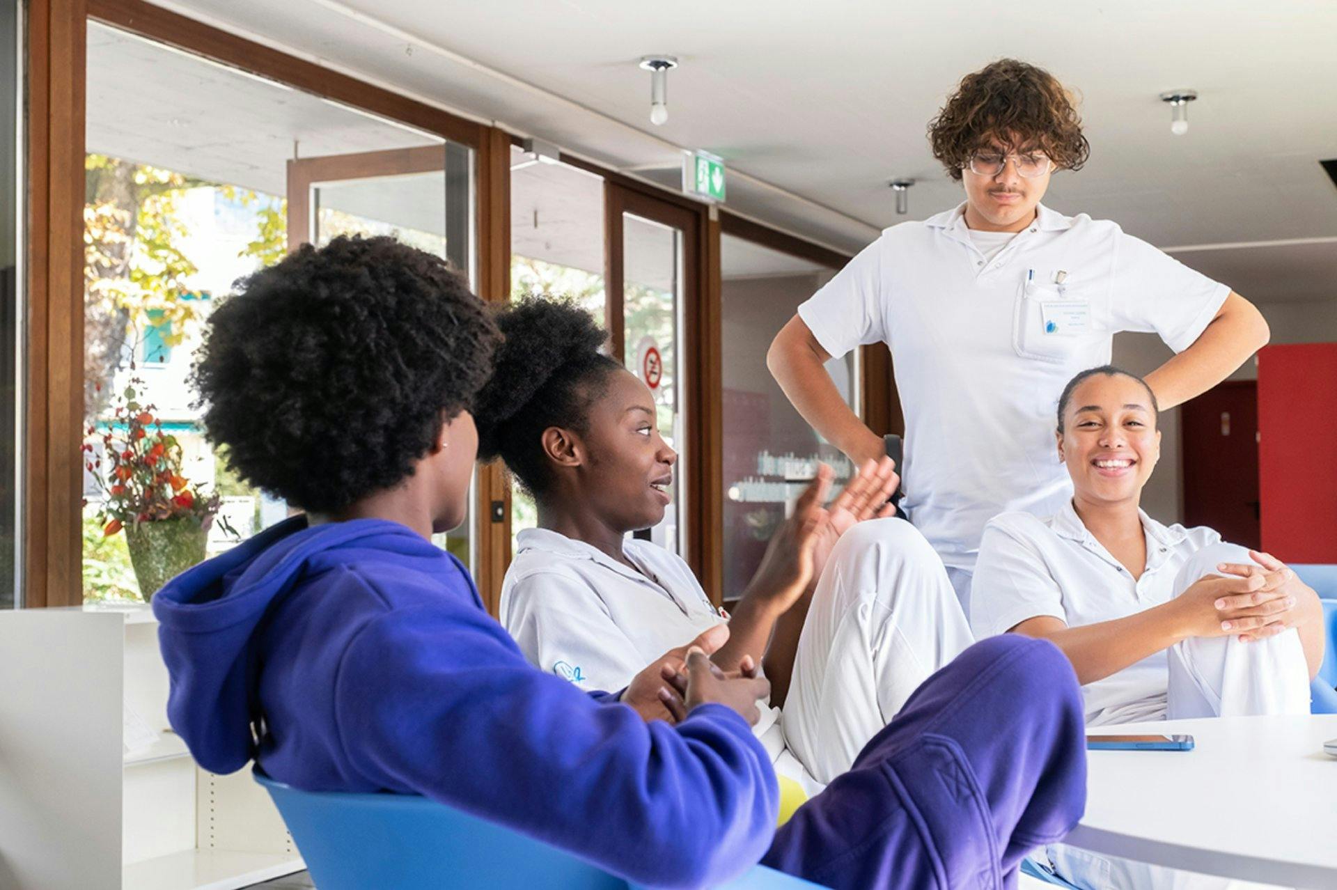 Les ASA, quant à eux, se concentrent sur le soutien quotidien des patients, l’animation et l’entretien.