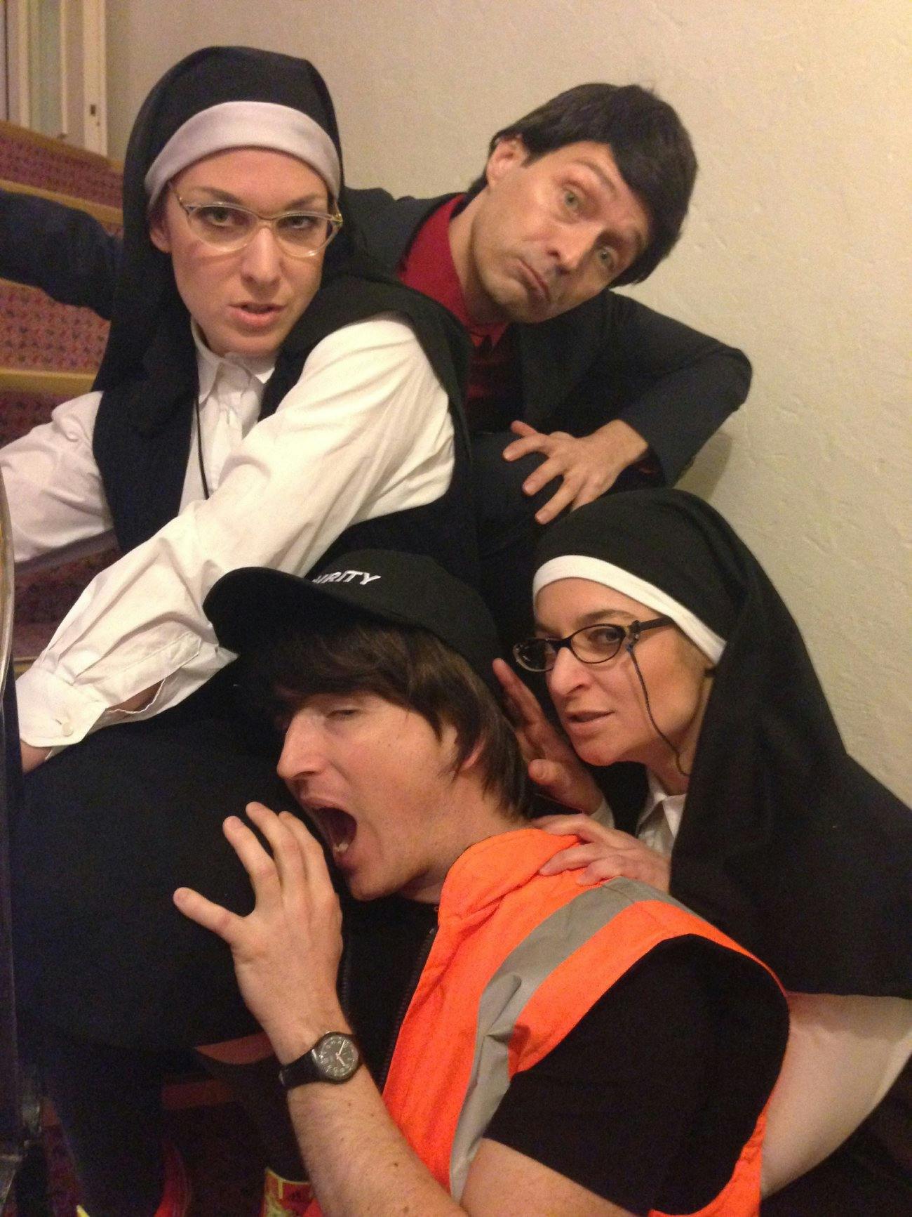 Angela (links) als Nonne bei ihrem allerersten DinnerKrimi «Mord beim Check-In» im Jahr 2015.