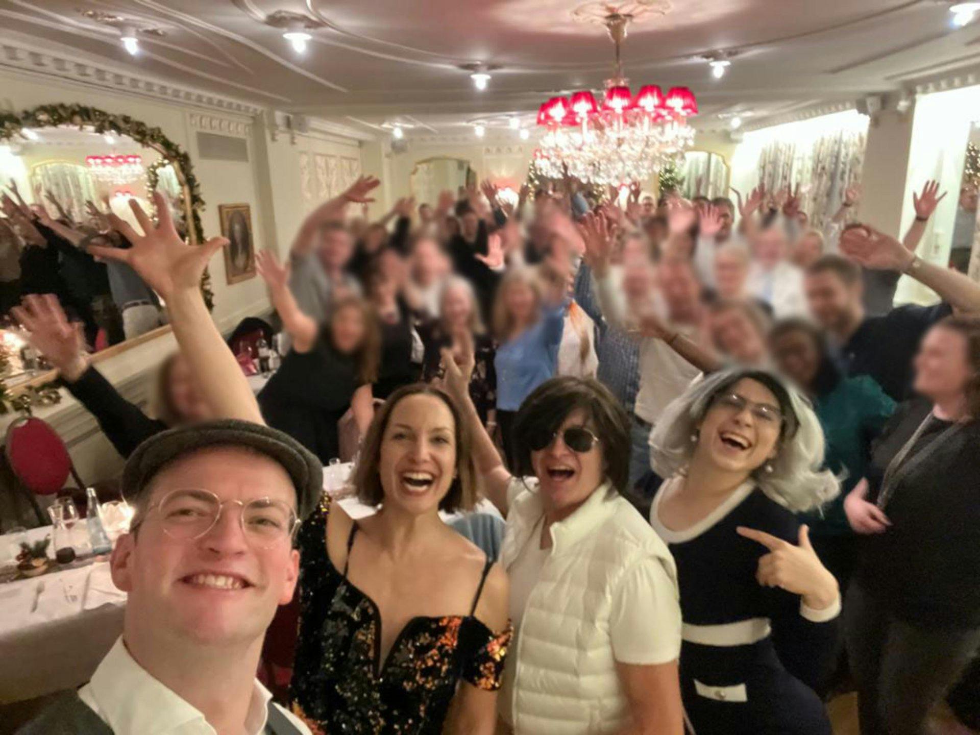 Angela (zweite von links) und ihre Krimi–Kolleginnen nach einem weiteren erfolgreichen DinnerKrimi Firmenanlass. Buchen auch Sie uns auf www.krimi.ch...