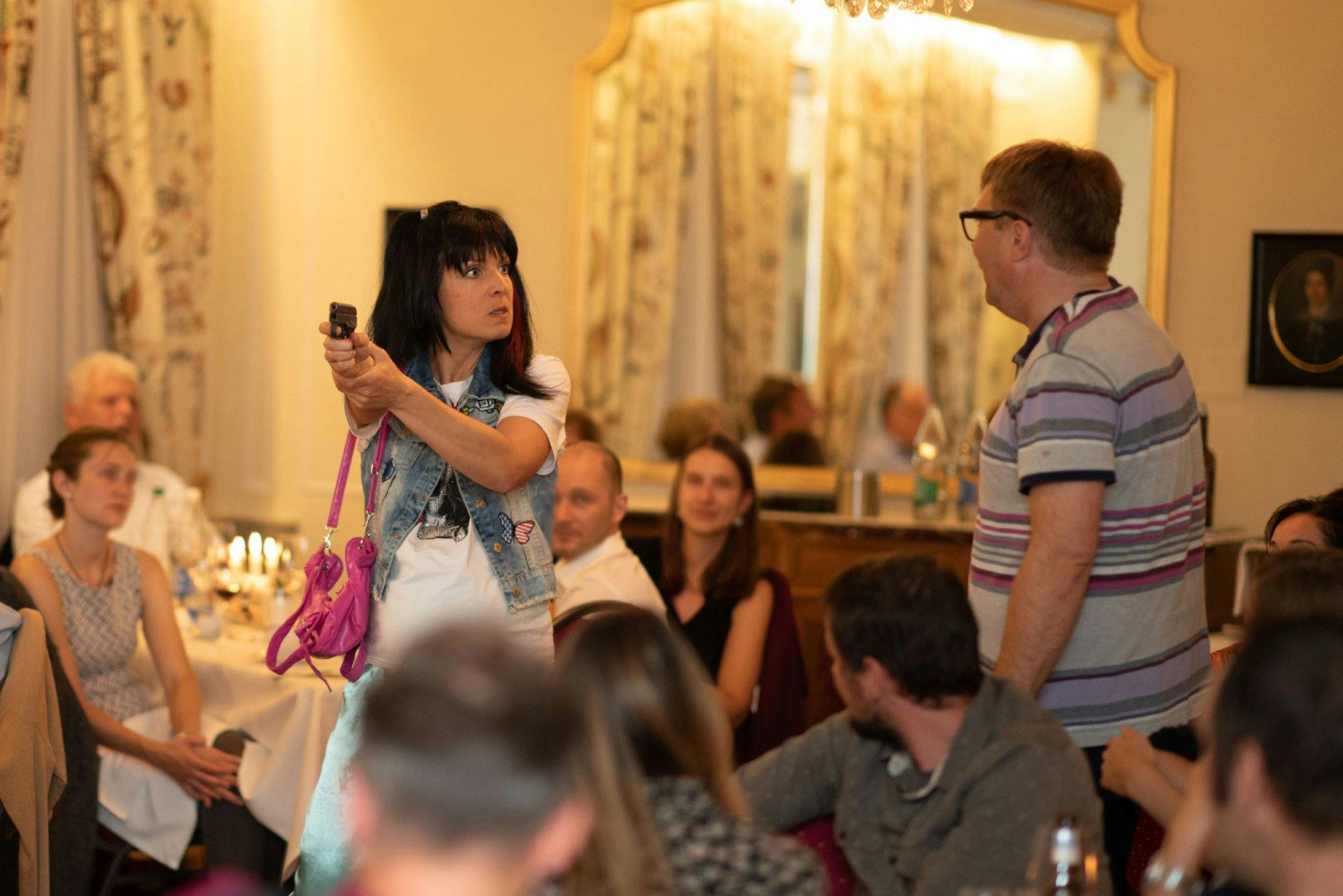 Manchmal greift Angela zur Knarre und mordet, was das Zeug hält. Hätten Sie sie verdächtigt?