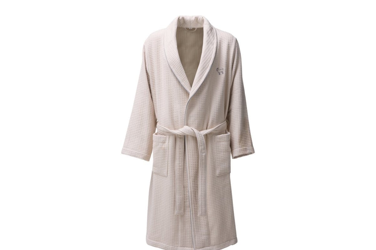 So geht gemütlich: Bademantel mit passenden Slippers im entspannten Zigerli Look für zuhause. Preis 79.95 Franken