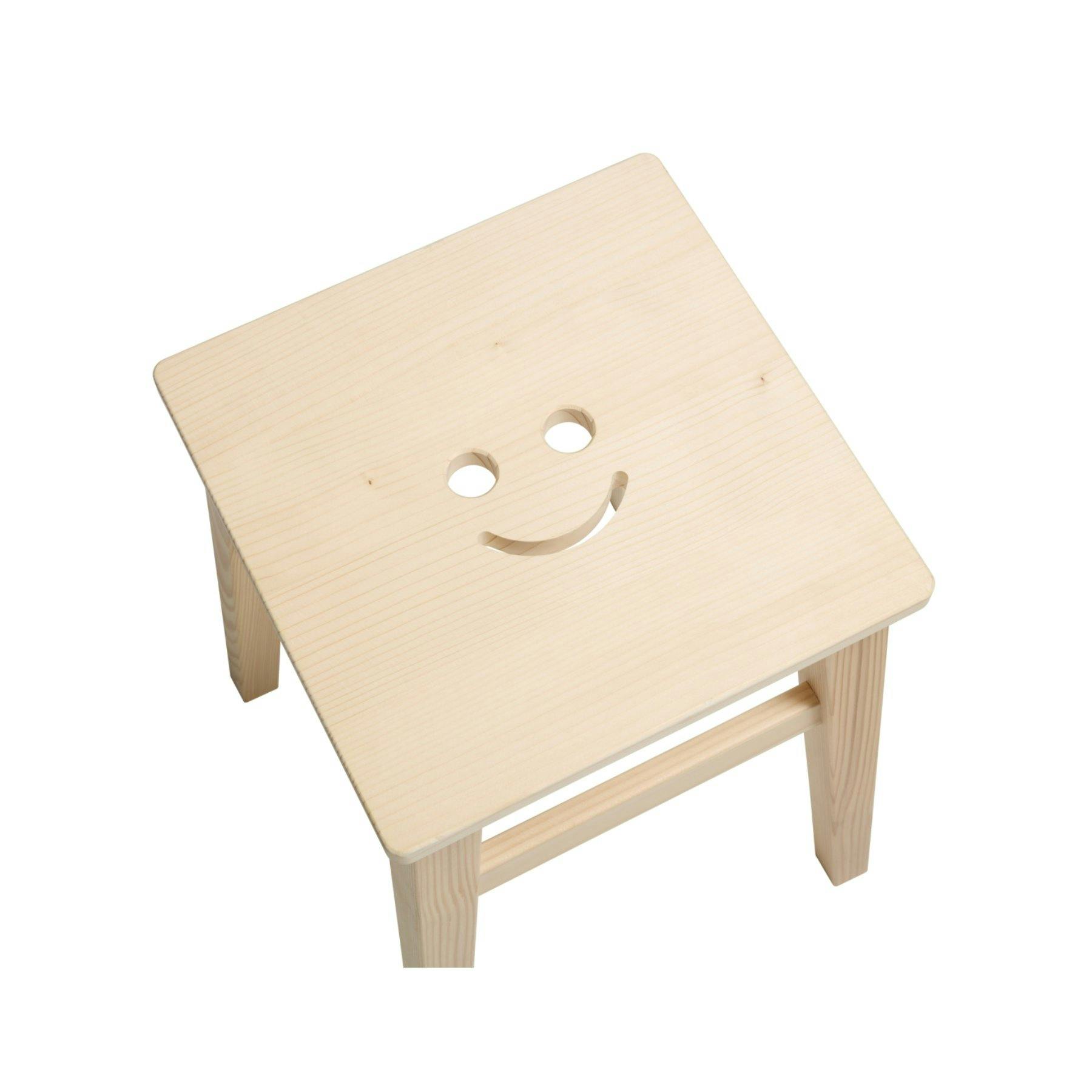 Ein echter Aufsteller: Tabourettli aus Schweizer Holz, neu interpretiert mit einem Smile. Preis 129 Franken