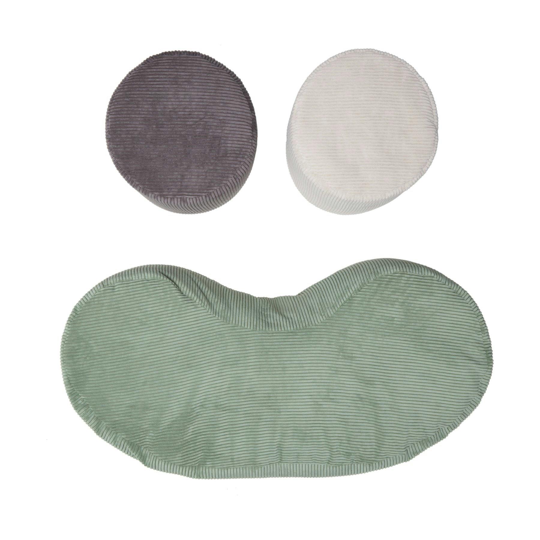 Treue Freunde: die runden Hocker und der lachende Mund aus Kord Stoff laden zum Abhocken ein. Preis 49.95 Franken.