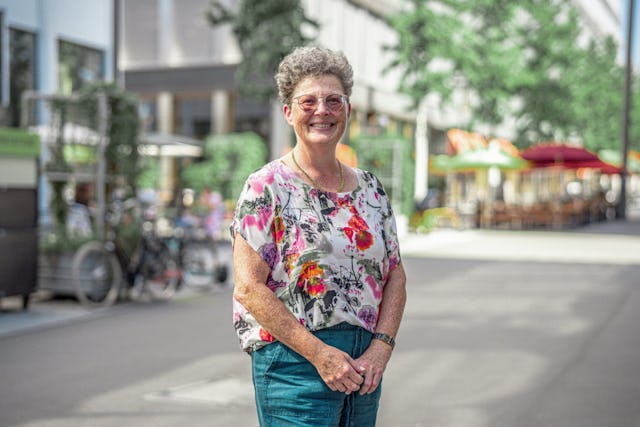 Denise, 61 Jahre: «Regionale Produkte sind mir sehr wichtig – das ist gesünder und besser für die Umwelt und unsere Zukunft.» Denise, 61 Jahre: «Regionale Produkte sind mir sehr wichtig – das ist gesünder und besser für die Umwelt und unsere Zukunft.»