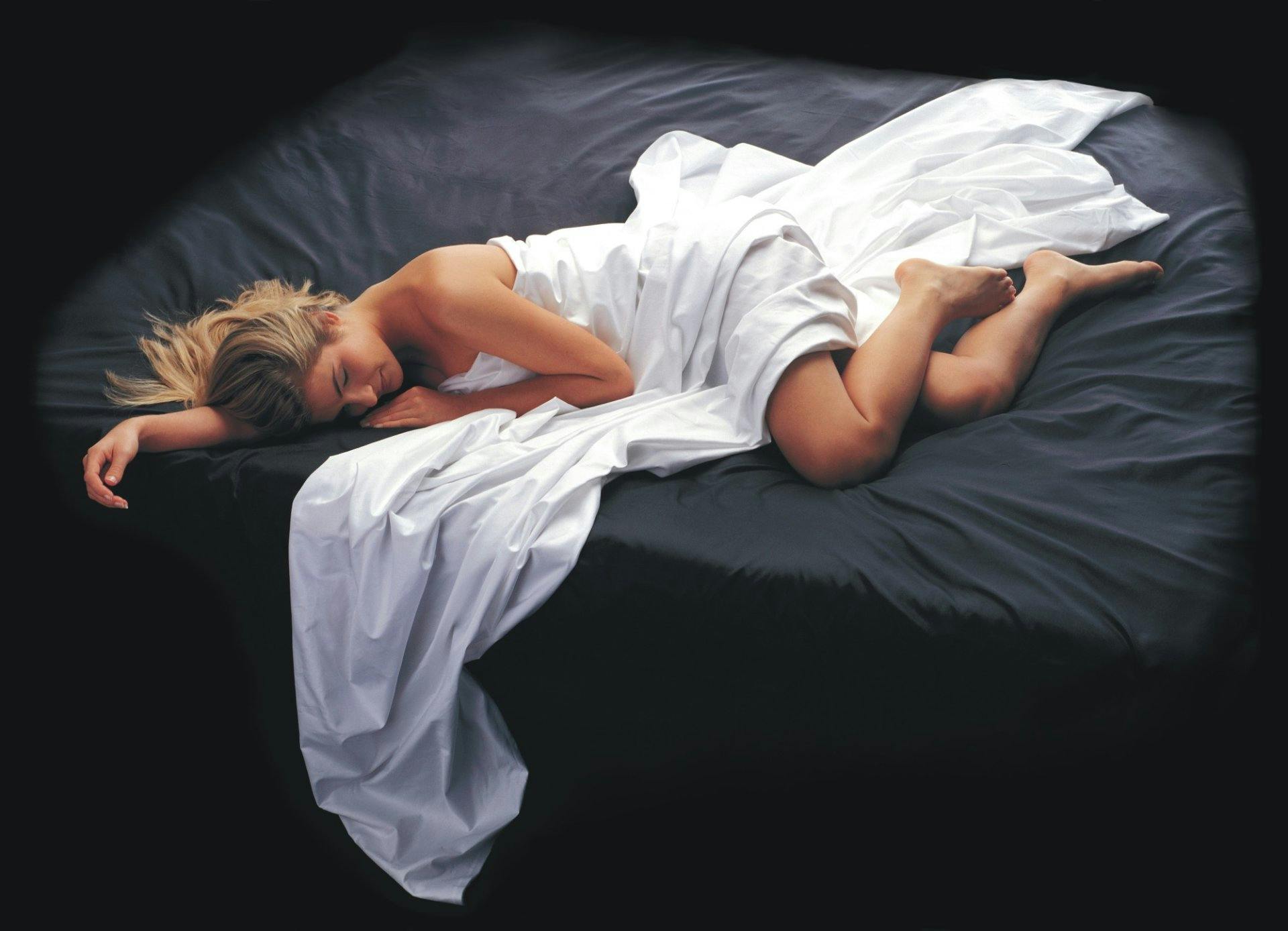 Ein Wasserbett von Aqua Dynamic passt sich jeder Bewegung und jeder Schlaflage an.