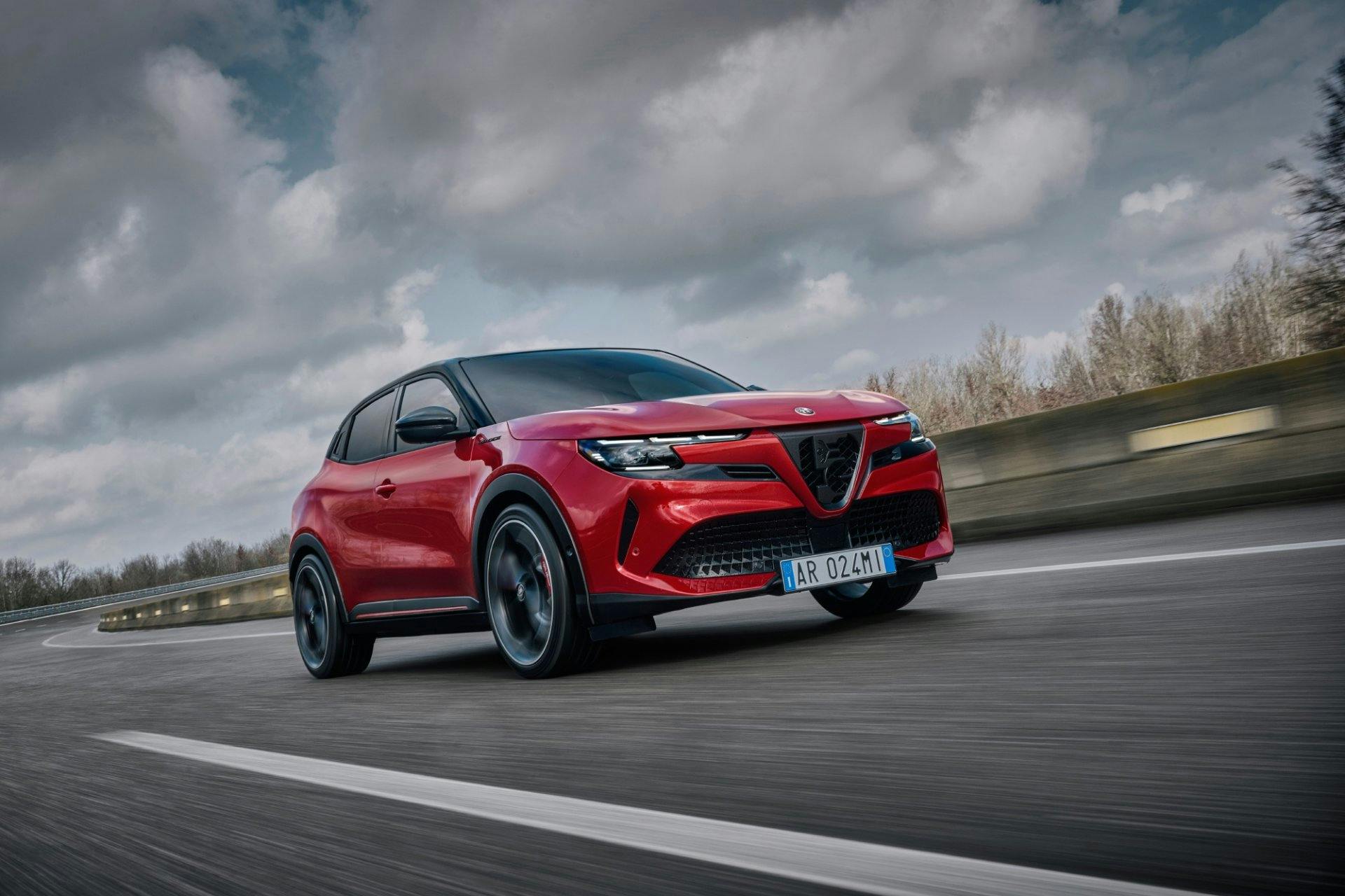 Der Alfa Romeo Junior zeigt sich in der Seitenansicht mit 20-Zoll-Leichtmetallrädern im Venti-Design und getönten Scheiben im hinteren Bereich.