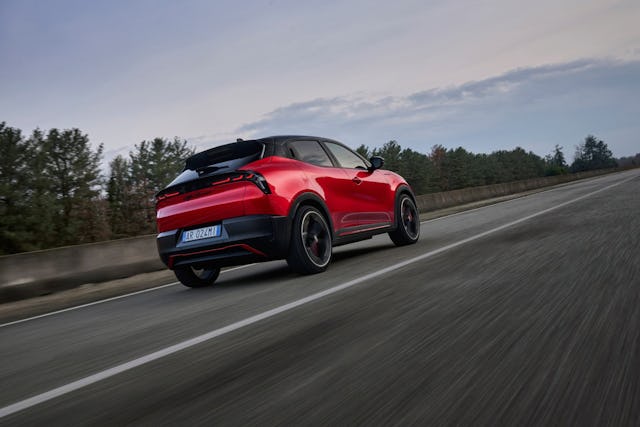 Die markante Frontpartie mit den Voll-LED-Scheinwerfern unterstreicht den sportlichen Charakter des Fahrzeugs.