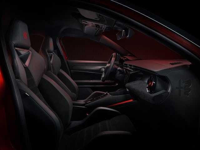 Die elegante zweifarbige Lackierung mit einem schwarzen Dach verleiht dem Alfa Romeo Junior ein modernes Erscheinungsbild.