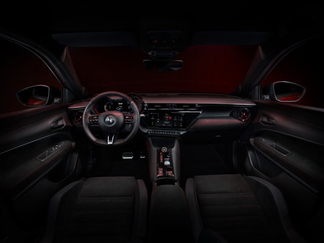 Der Alfa Romeo Junior ist in verschiedenen Karosseriefarben erhältlich, darunter Bianco Sempione, Nero Tortona und Blu Navigli, jeweils optional mit einem schwarzen Dach.