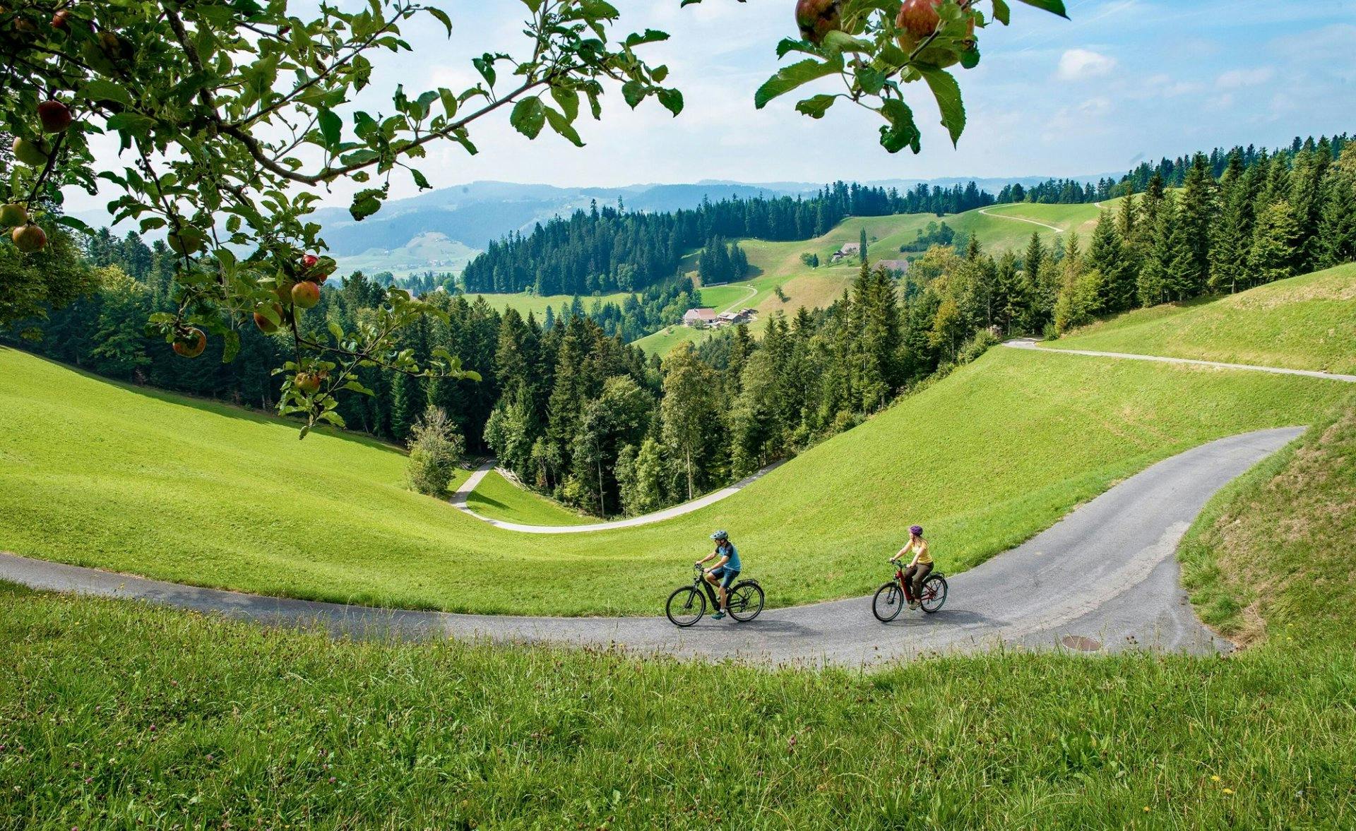 Unterwegs auf den Routen von Dichter Albert Bitzius fahren Sie inmitten wunderschöner Natur.