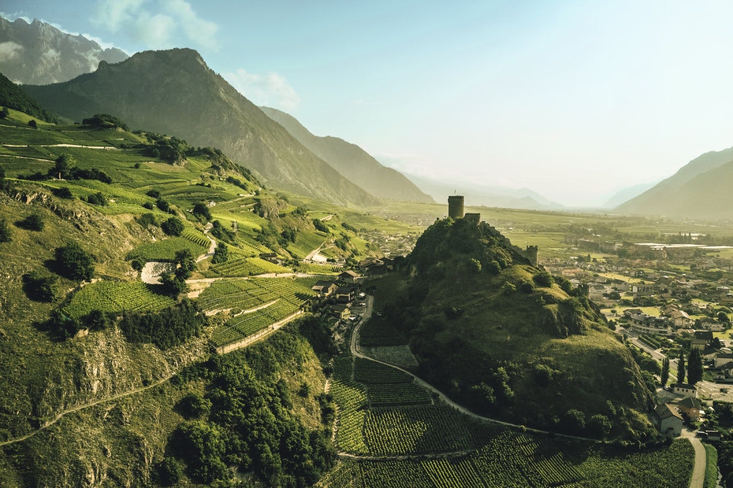 Perché sur une colline, le château de Saillon surplombe la vallée du Rhône.