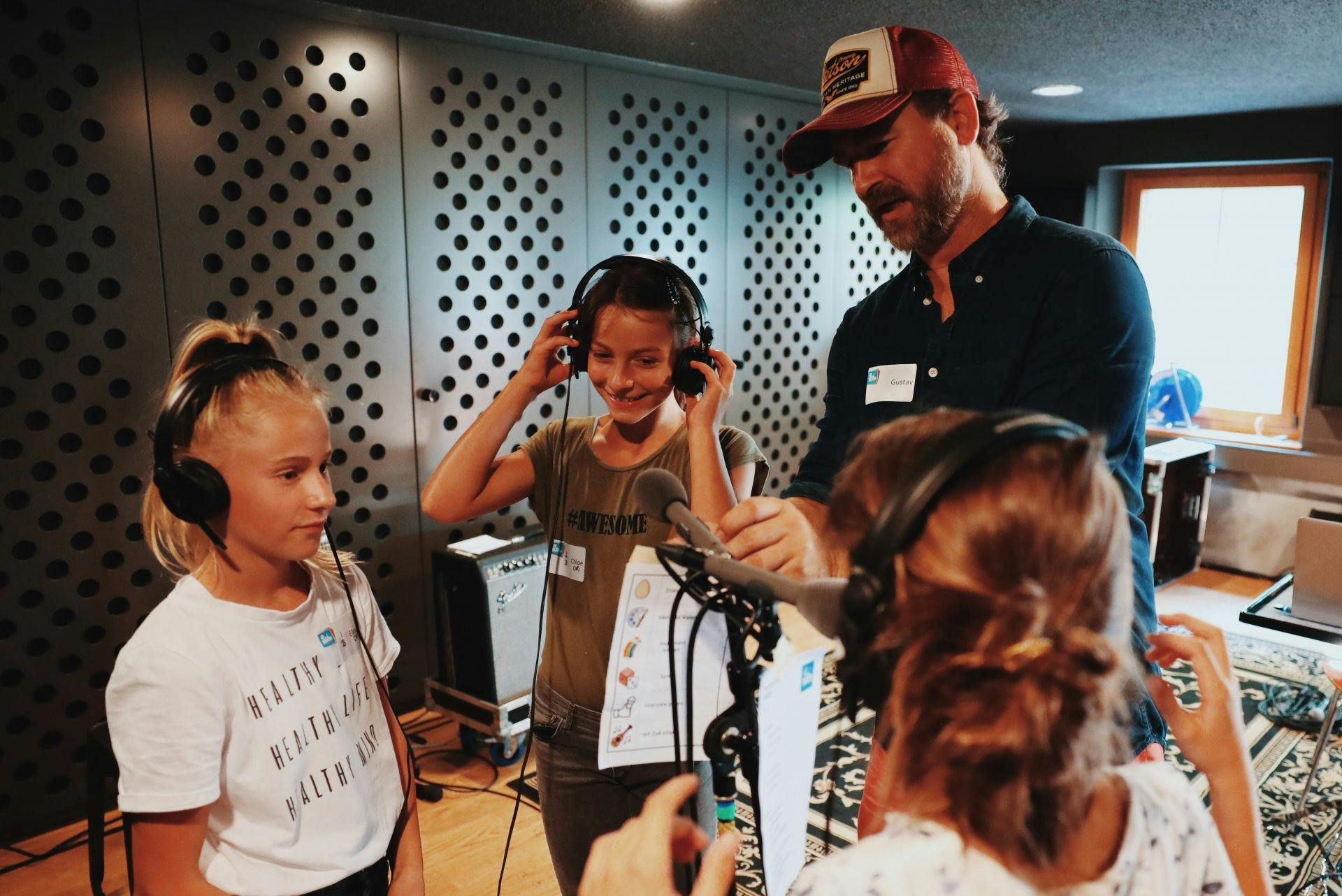 Le musicien fribourgeois Gustav dévoile aux enfants tous les secrets des musiciens professionnels.