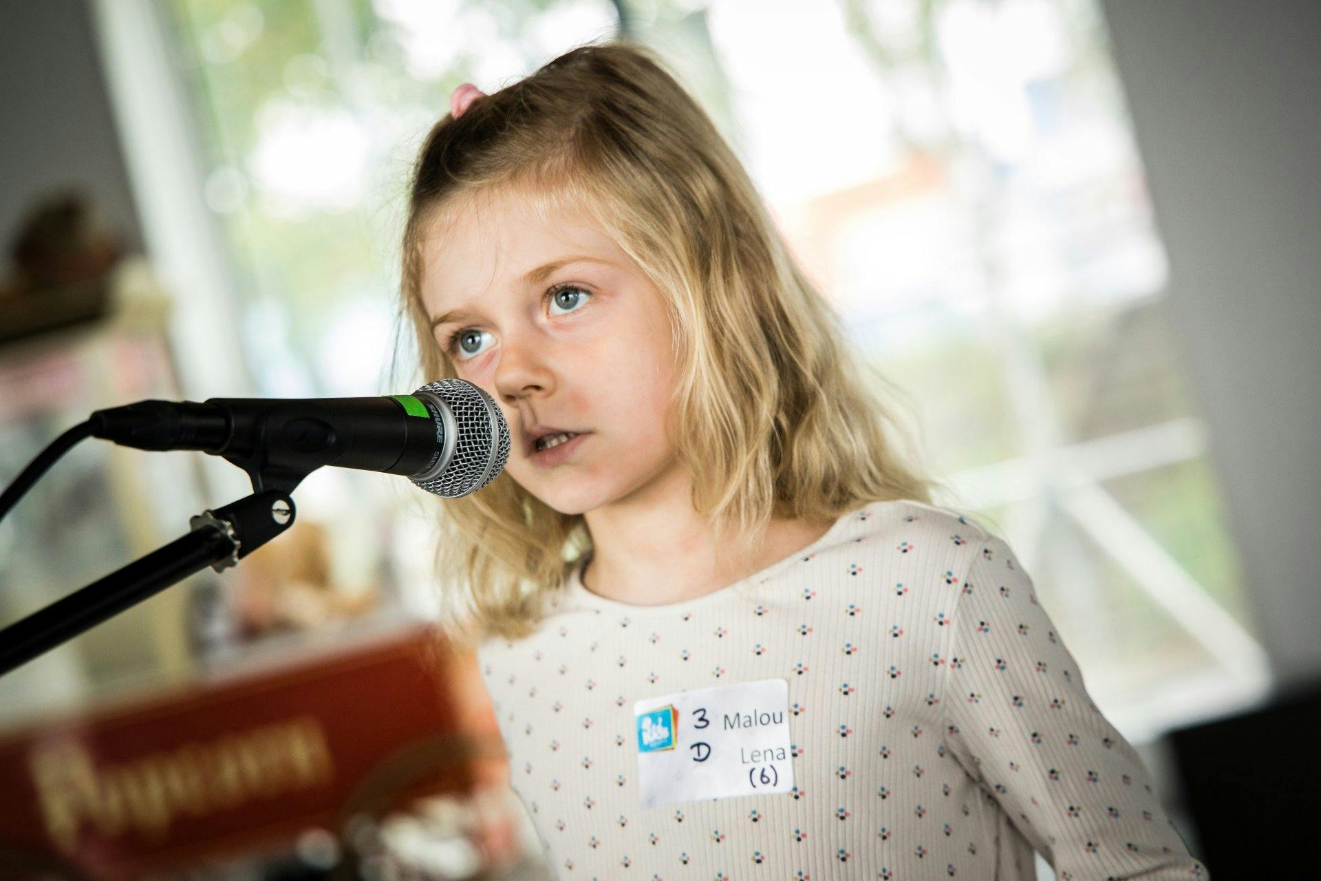 Il n’y a pas d’âge pour être une star: la petite Malou Lena, 6 ans, au micro.
