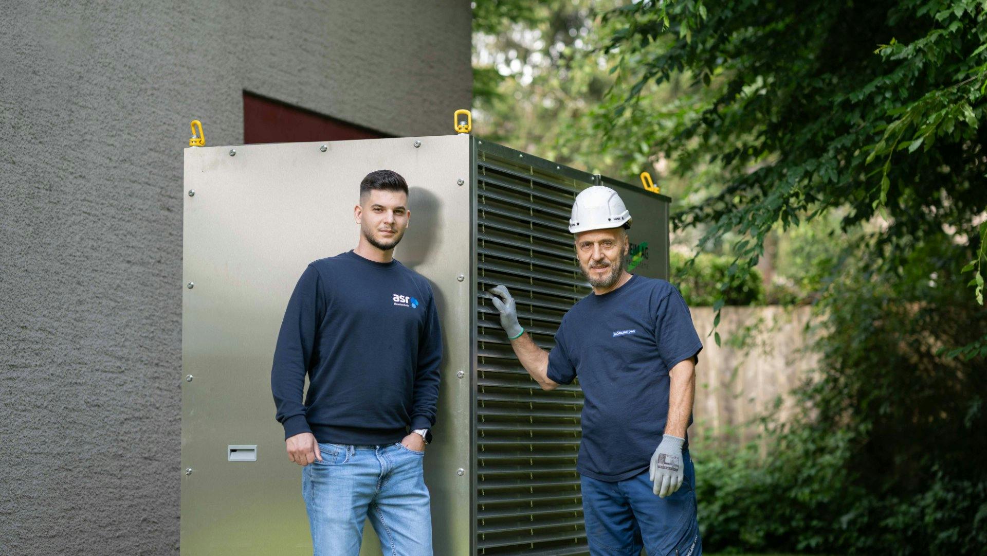 Ogni cosa al posto giusto: per il responsabile del progetto Mendrit Dakaj (a sinistra) e il team da lui incaricato, l’installazione della pompa di cal...