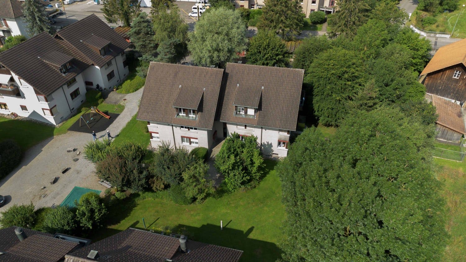 Bislang sorgten in den beiden Mehrfamilienhäusern in Fraubrunnen elektrische Fussbodenheizungen für die Raumwärme. Nun wurde eine Wärmepumpe installie...